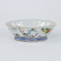 A Chinese famille rose bowl with decoration of valuables and fruits, 19th century