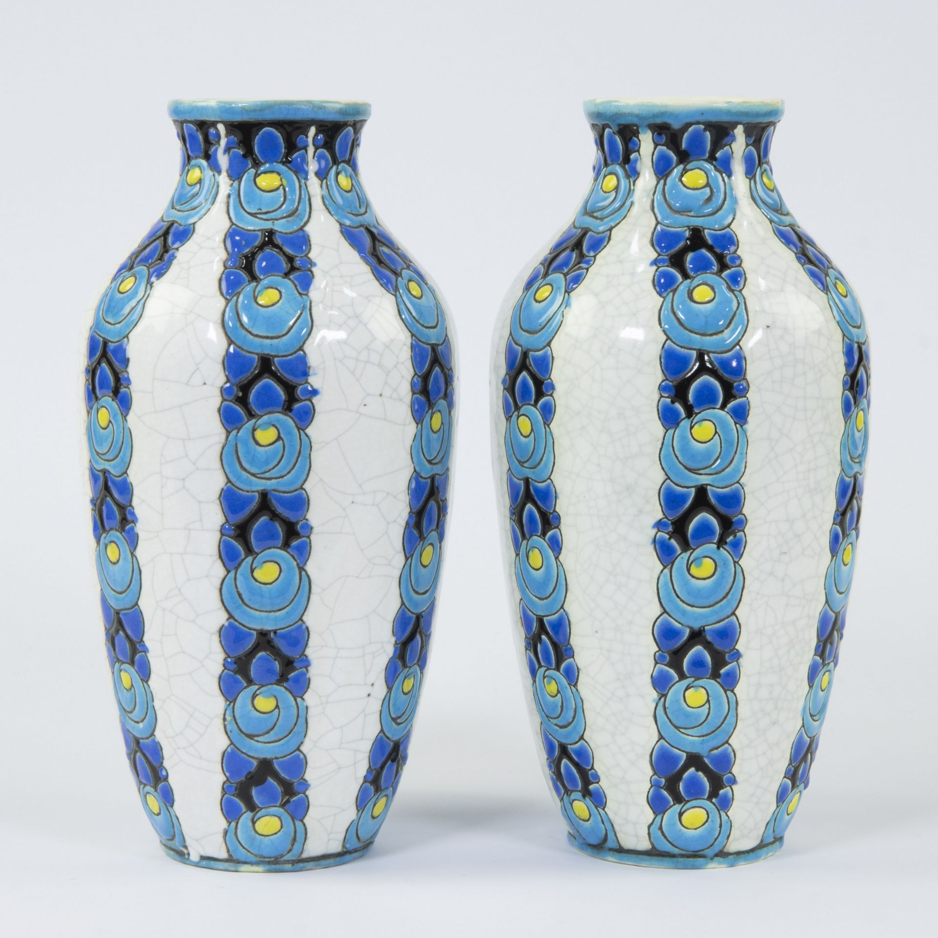 A pair of Boch Keramis Art Deco vases with polychrome floral 'Rosette' decor and crackle glaze, D704 - Bild 3 aus 5