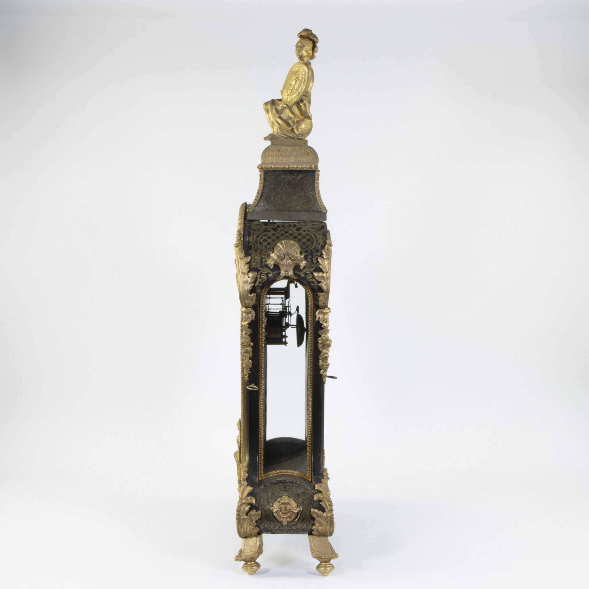 A Louis XV-style cartel clock of black-painted wood decorated with a classical figure and rich gilt - Bild 3 aus 7