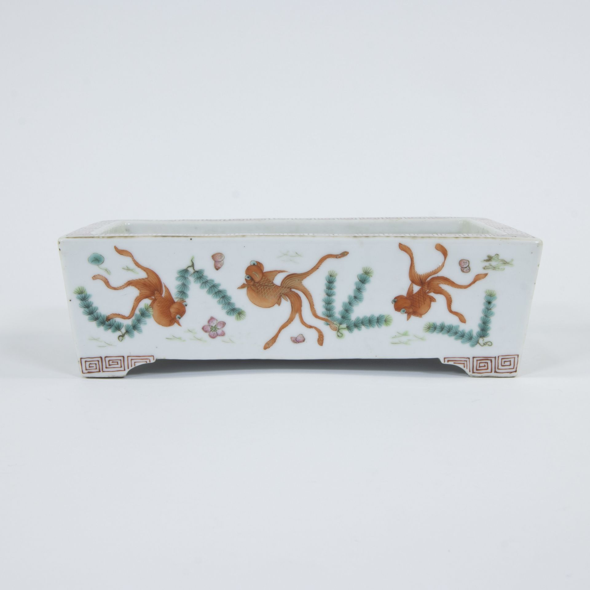 A Chinese porcelain polychrome rectangular bowl famille rose with decor of fable fish - Bild 2 aus 7