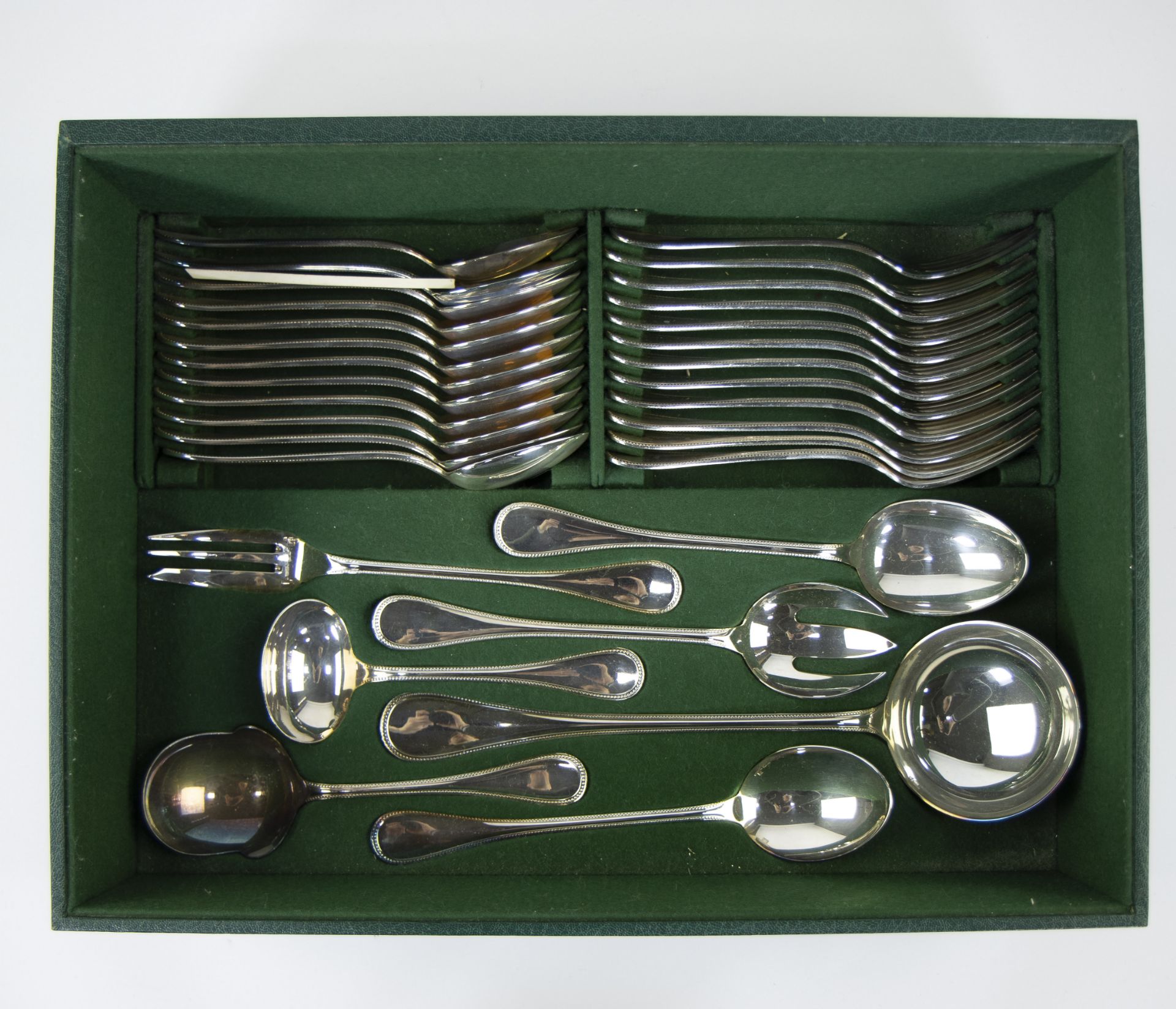 Superb cutlery of the Christofle model 'Perles', typical Louis XVI style with its alignment of pearl - Bild 4 aus 6