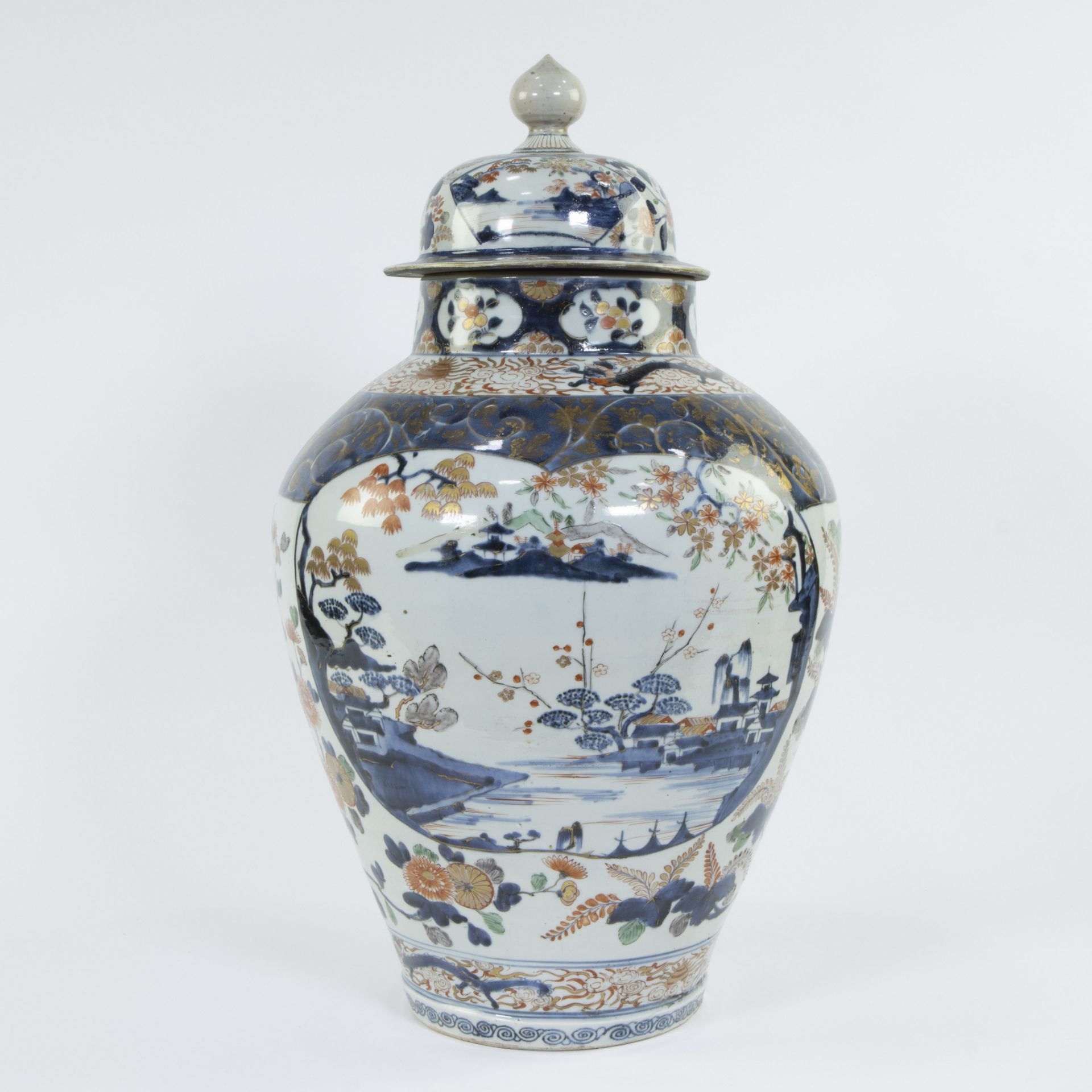 Large Japanese Imari lidded vase 19th/20th century