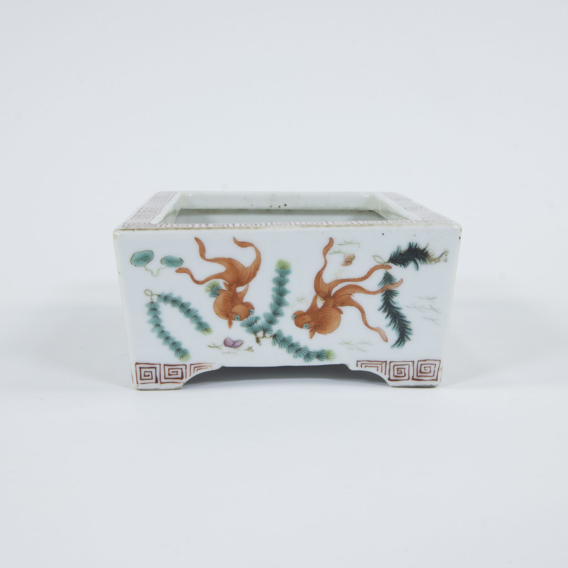 A Chinese porcelain polychrome rectangular bowl famille rose with decor of fable fish - Bild 5 aus 7