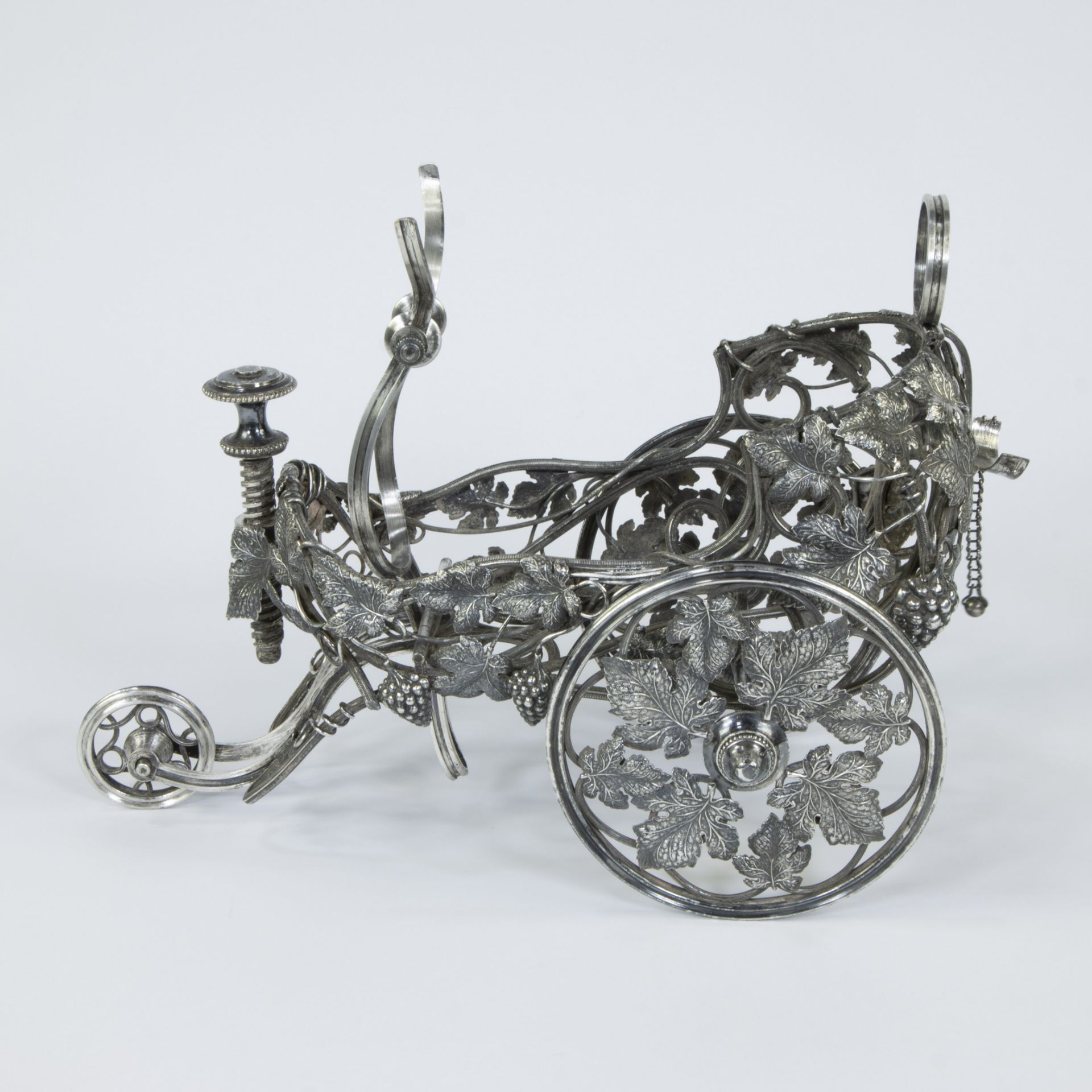 A French large silver-plated bottle chariot on three wheels, decorated with vines and grapes - Bild 2 aus 6