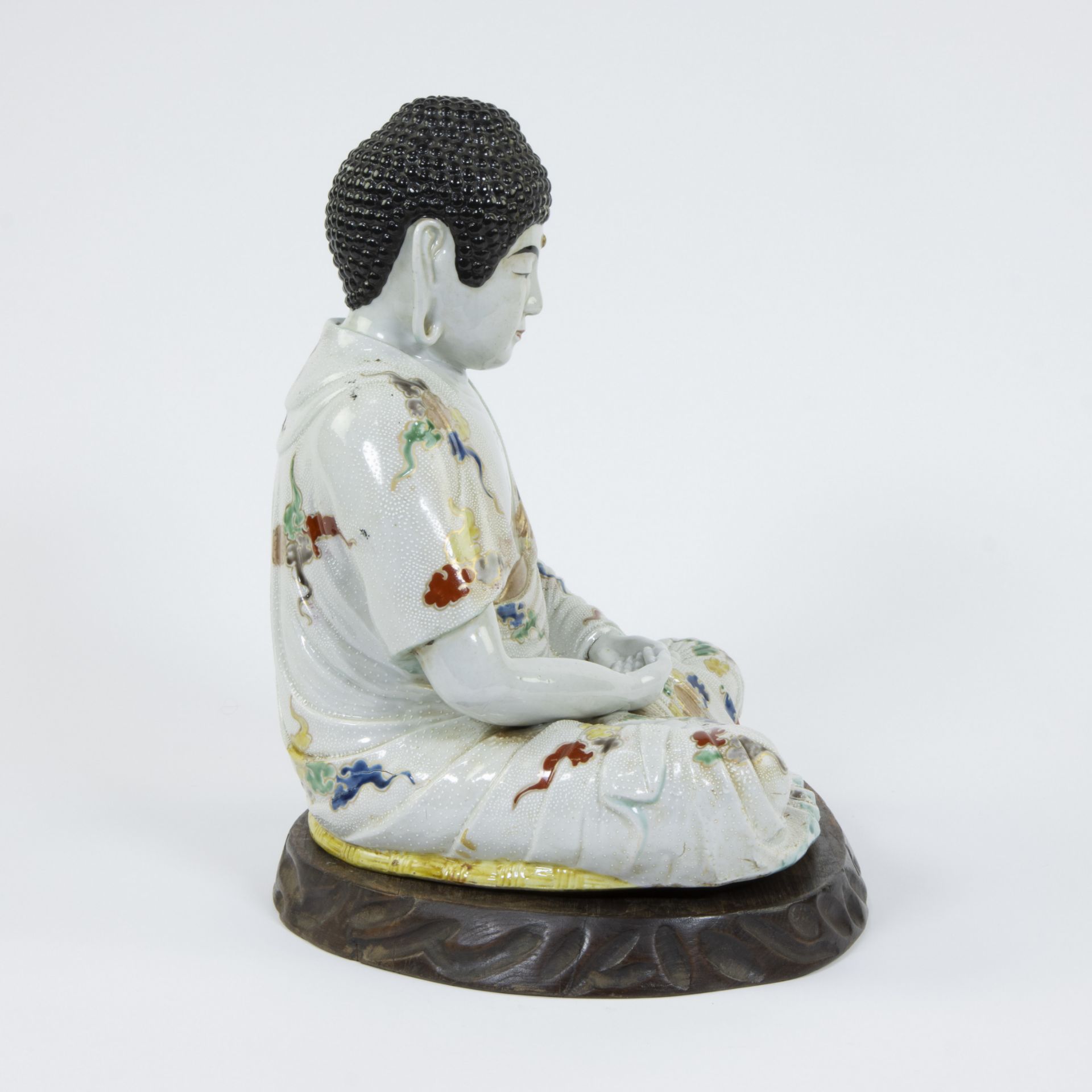 Japanese porcelain statue of a seated Buddha on wooden plinth, circa 1900s - Bild 2 aus 6