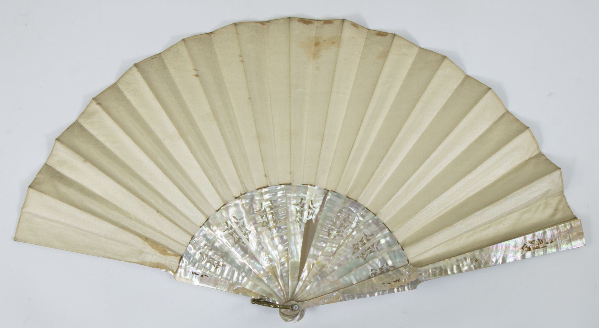 Set of 2 fans with hand-painted romantic decor, one signed and in a gilt Louis XV frame behind glass - Image 3 of 4
