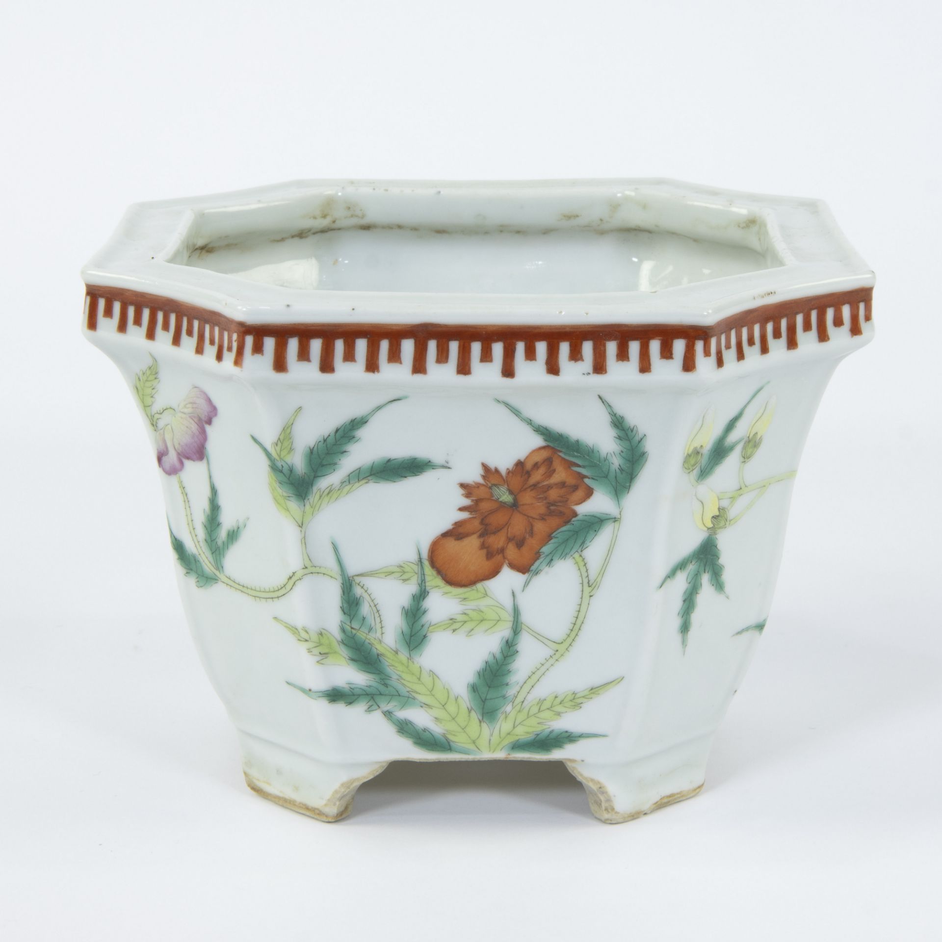 Small Chinese famille rose cache pot, 19th century - Bild 3 aus 6