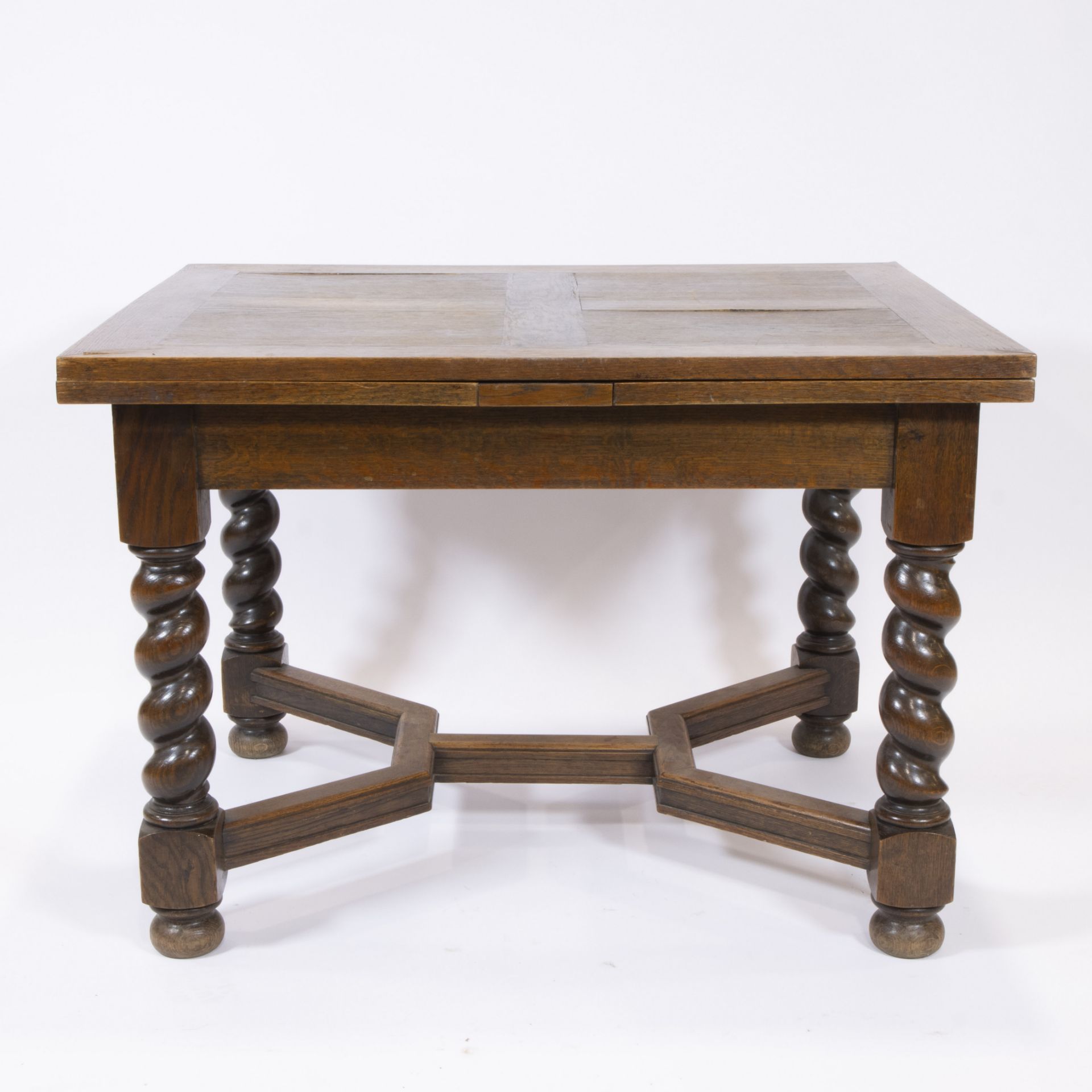 Extendable table on four slung legs, Flemish 17th-century model