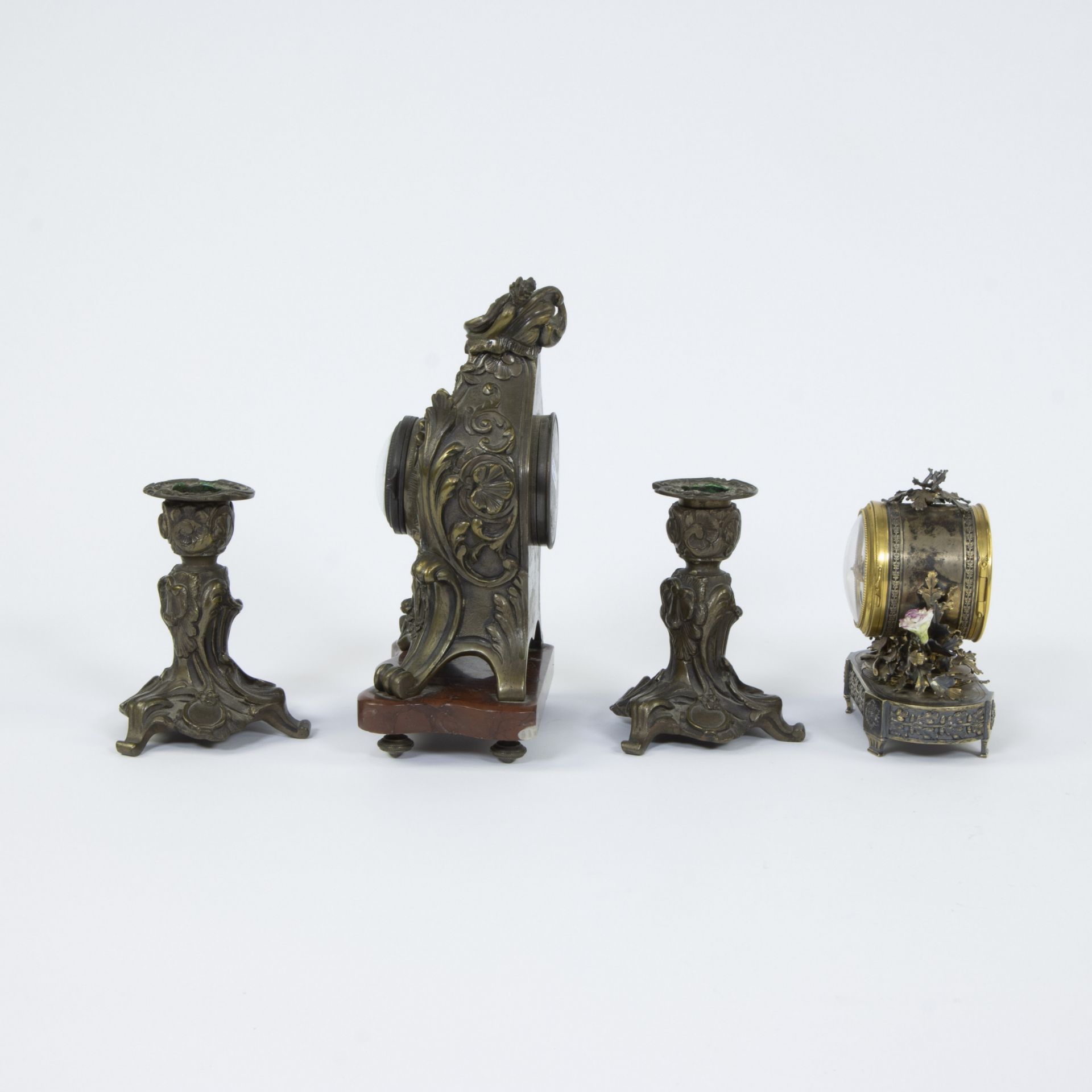 Fine bronze mantelpiece with 2 candlesticks and small bronze mantel clock with porcelain flowers, bo - Bild 2 aus 7