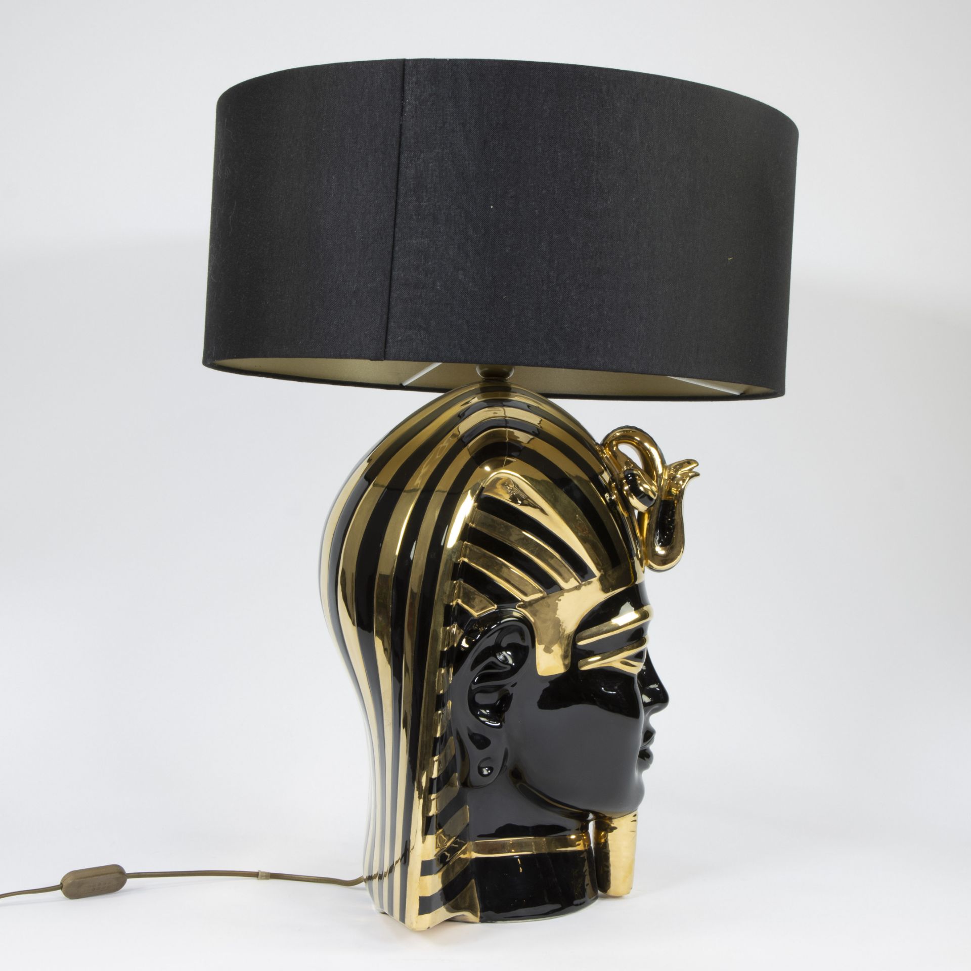 1970s Tutankhamun black enamelled ceramic table lamp decorated with gold - Image 4 of 4