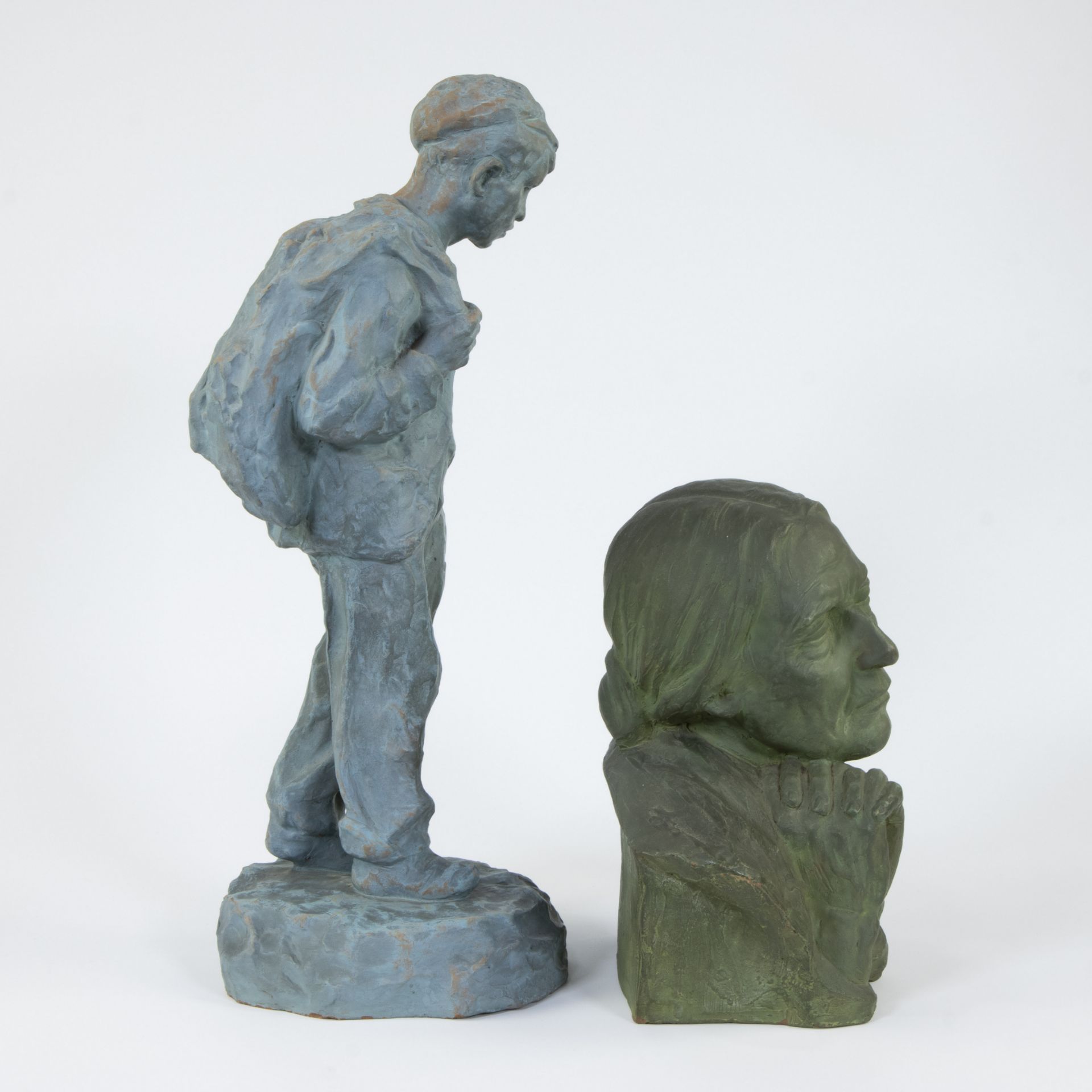 Henri VAN DEN BOSSCHE (XIX-XX), 2 sculptures in terracotta 'Gavroche' 1909 and praying woman, signed - Image 4 of 5