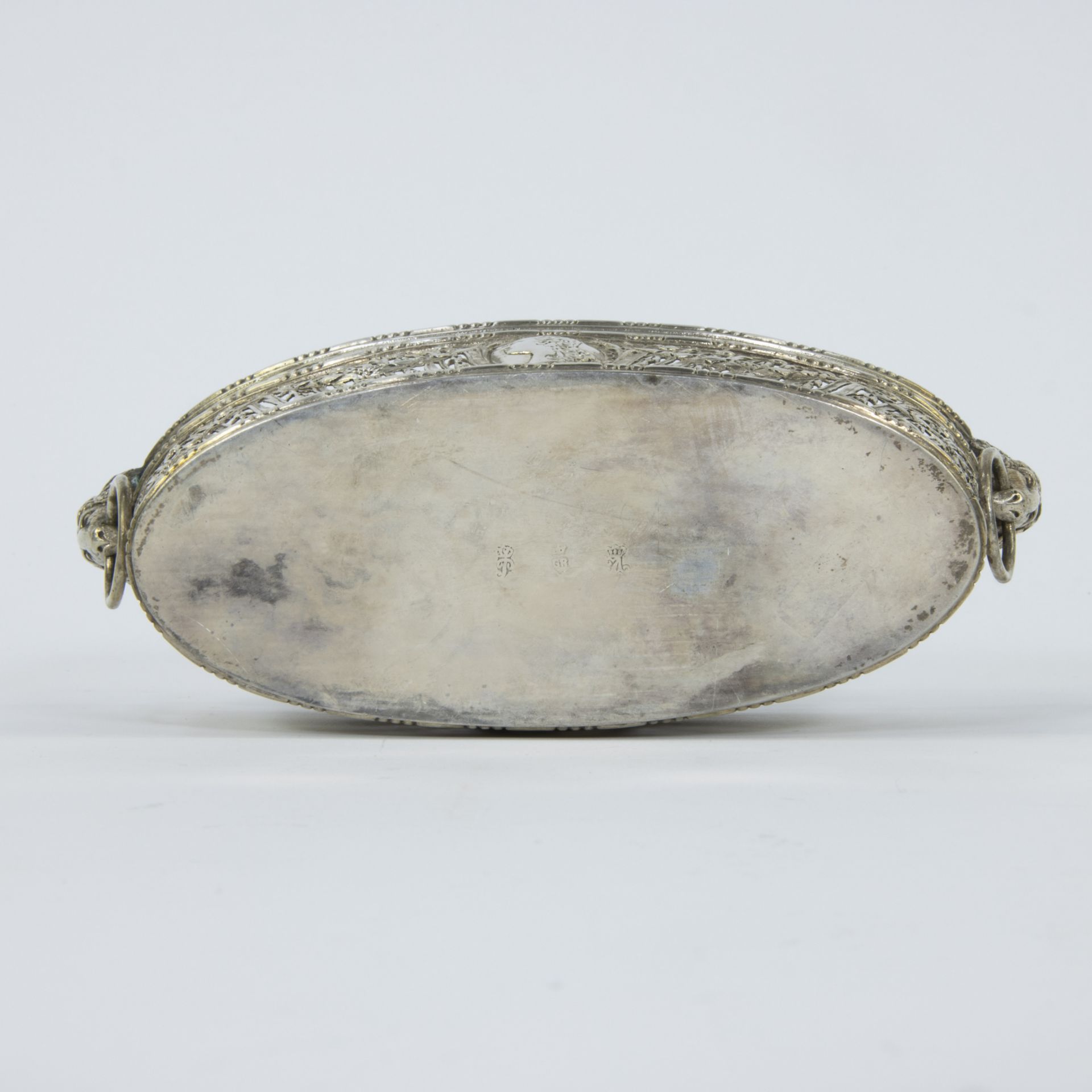 A French oval silver basket in Louis XVI style decorated with garlands, medallion and ram's heads - Image 4 of 6