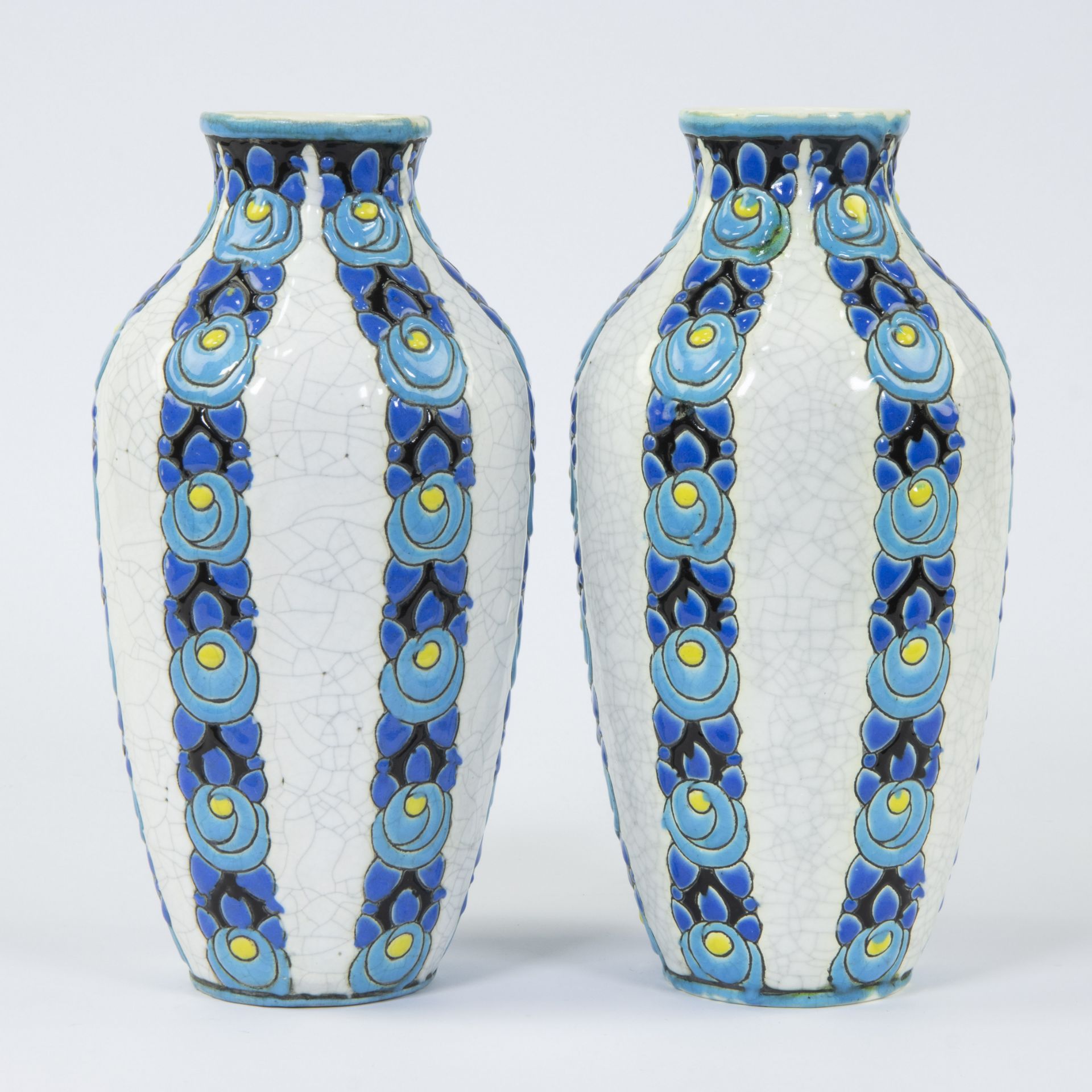 A pair of Boch Keramis Art Deco vases with polychrome floral 'Rosette' decor and crackle glaze, D704 - Bild 4 aus 5