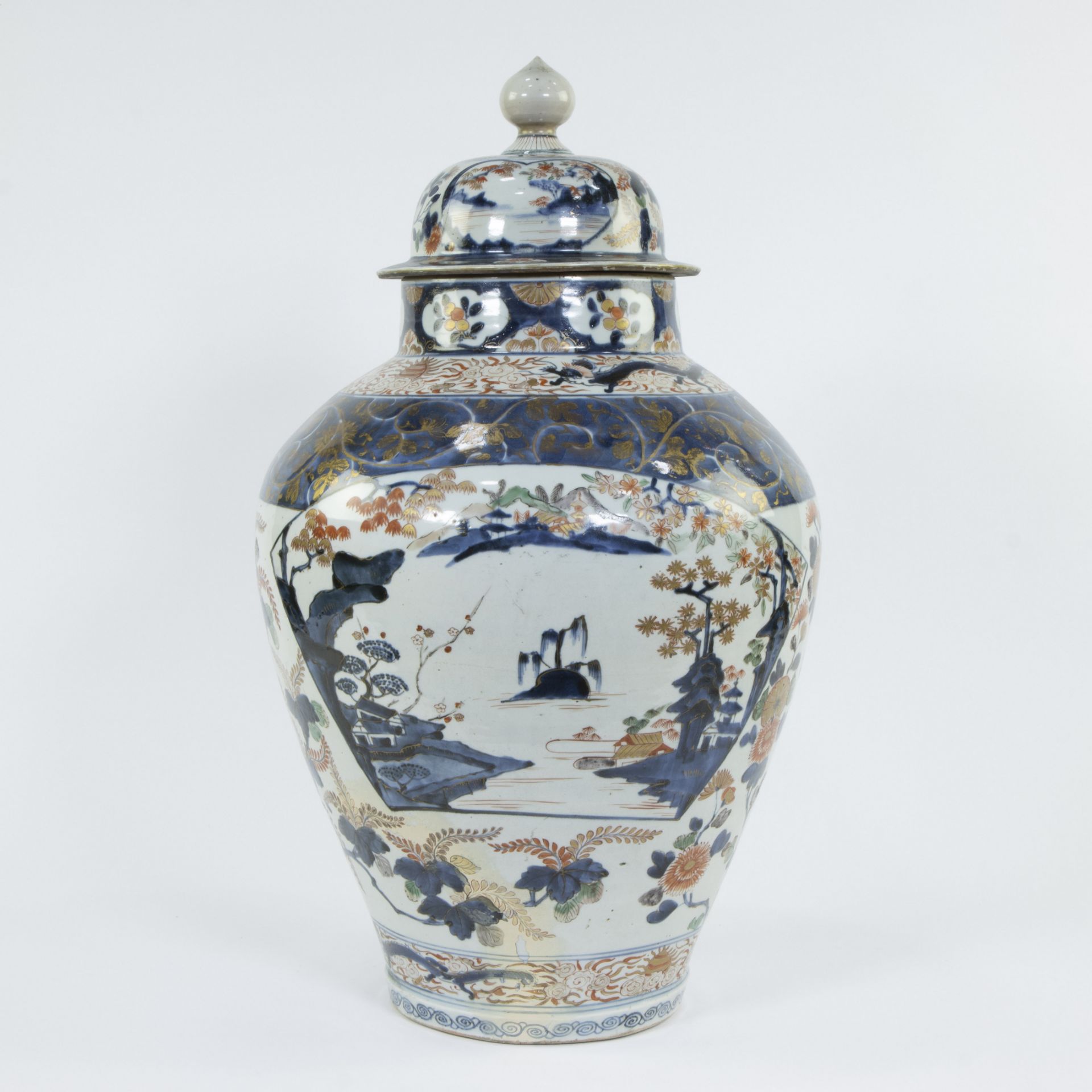 Large Japanese Imari lidded vase 19th/20th century - Image 3 of 10