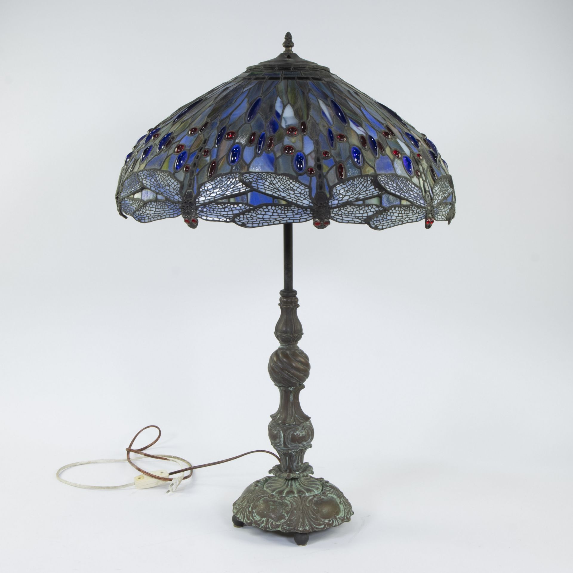 Large patinated lampadaire in Tiffany style with shade in stained colored glass with dragonflies