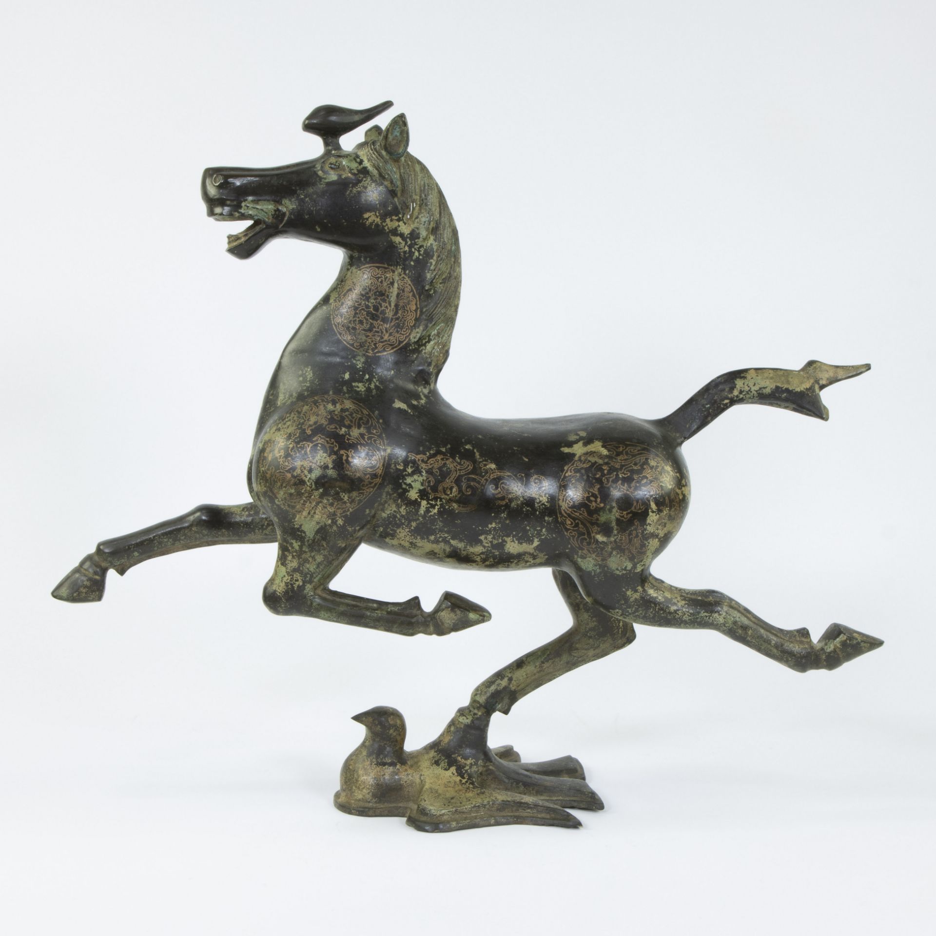 Chinese bronze sculpture representing the Gansu flying horse known as the Flying Horse of the Han Dy - Bild 2 aus 6