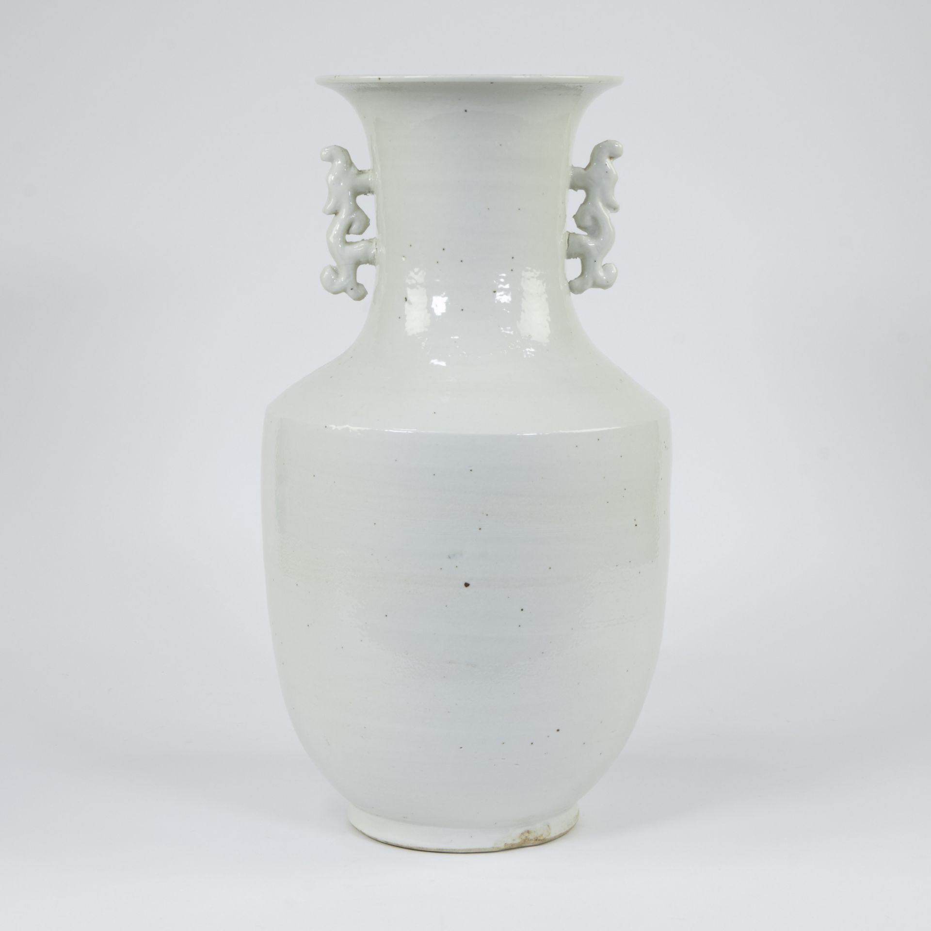 Chinese vase in white porcelain on wooden base - Image 2 of 9