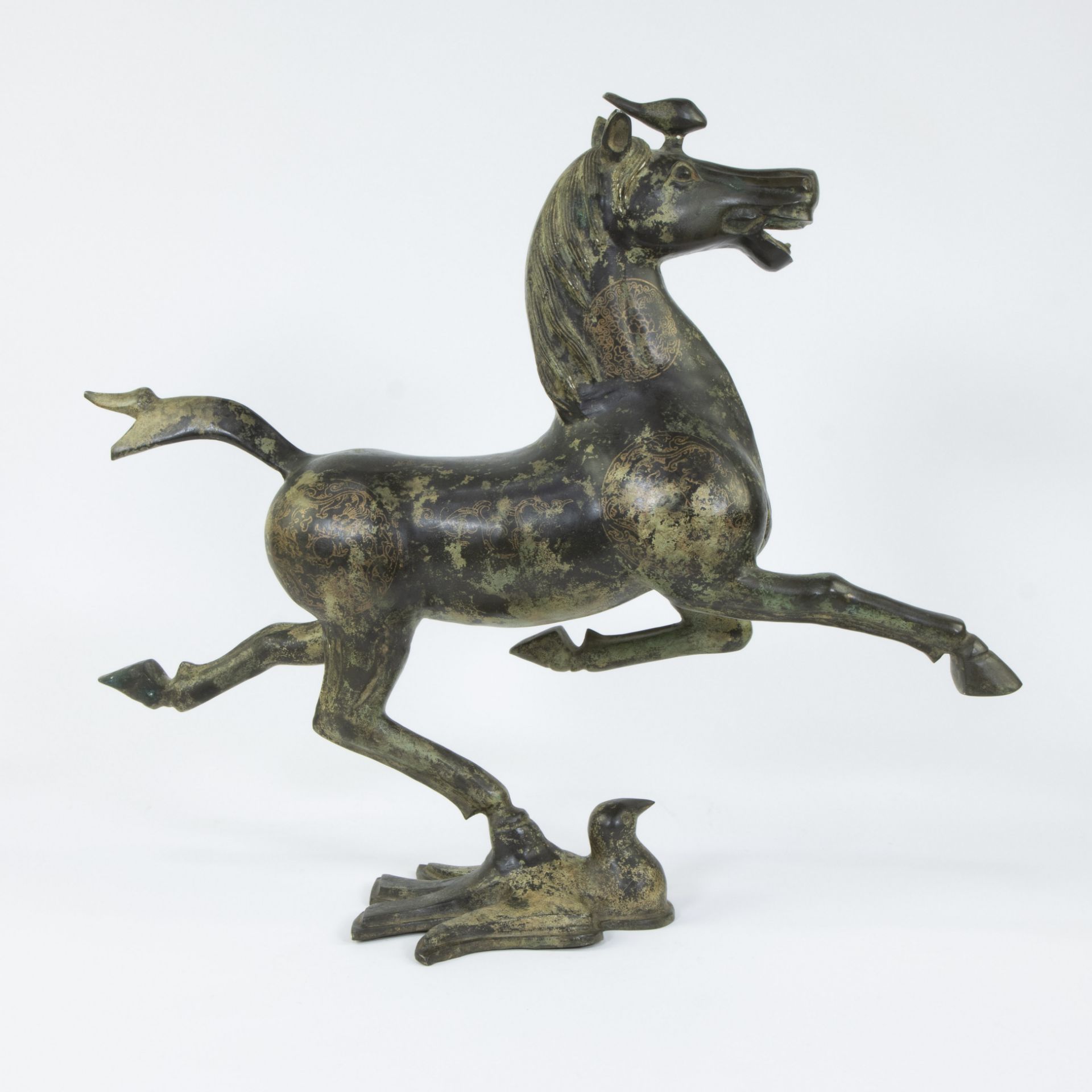 Chinese bronze sculpture representing the Gansu flying horse known as the Flying Horse of the Han Dy - Bild 4 aus 6
