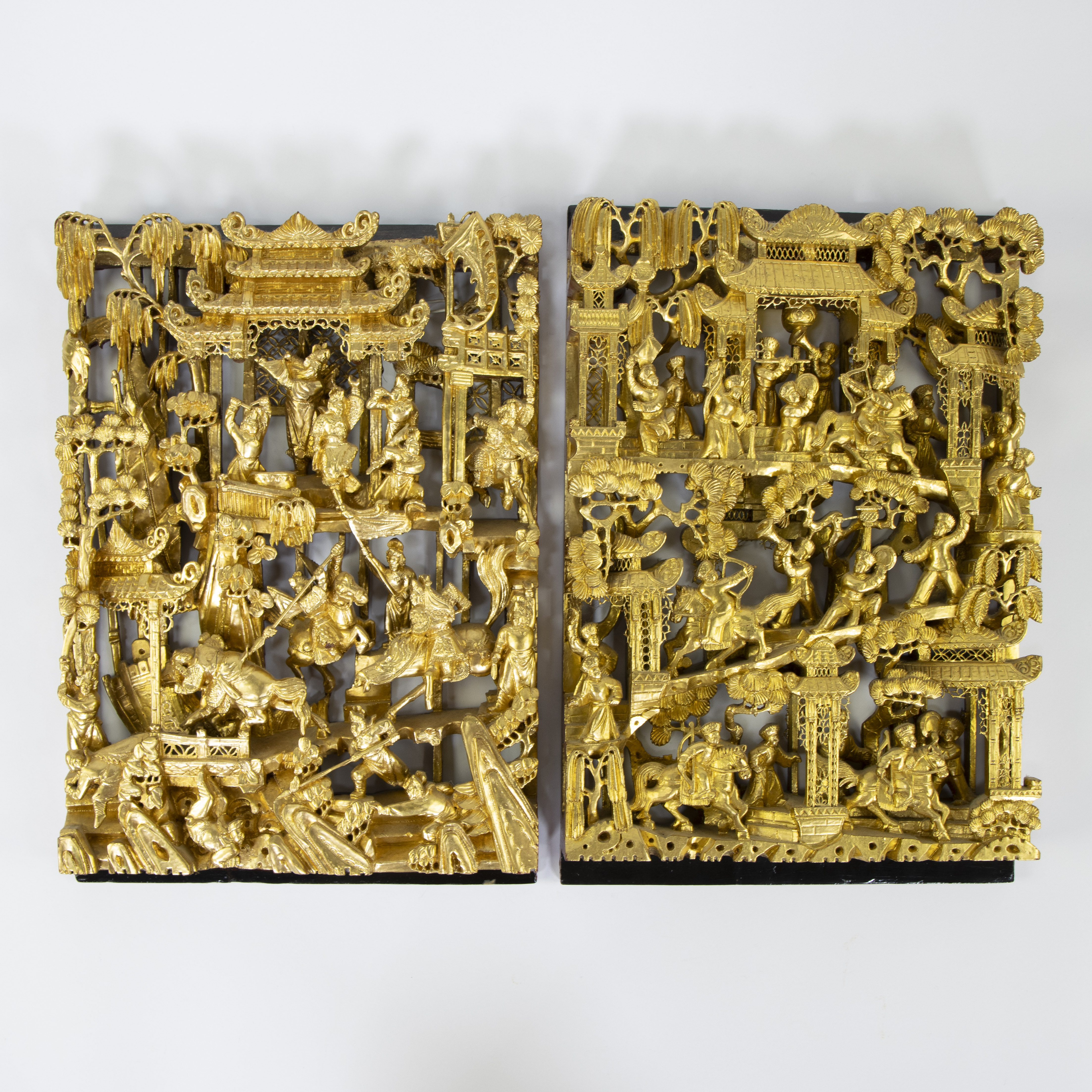 2 Chinese sculpted gilt wood panels with a war scene, Ningbo, 19/20th century
