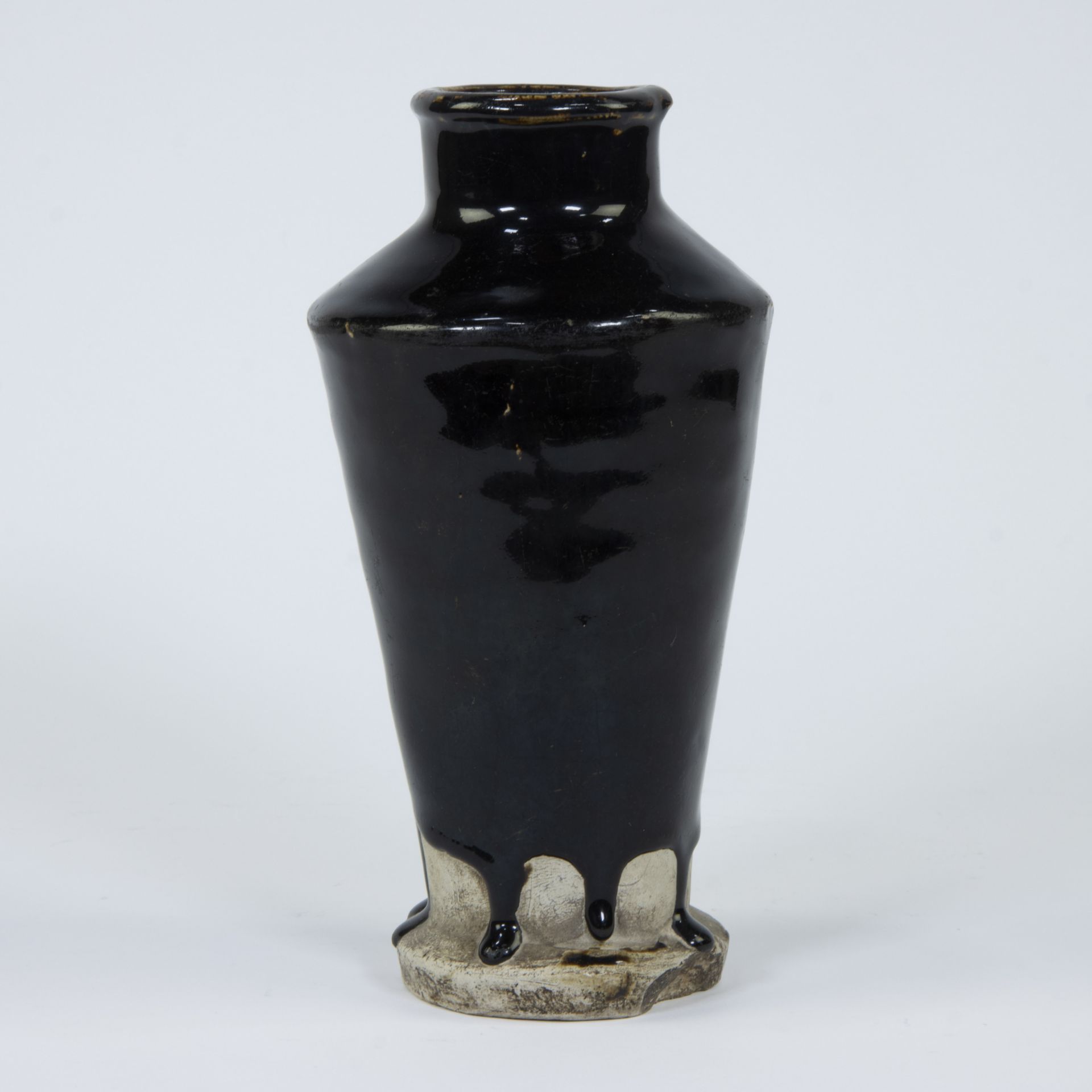 Cylindrical tapered vase in brown stoneware with thick black glaze, Tenmoku glaze, China, HONAN, Min - Image 3 of 5