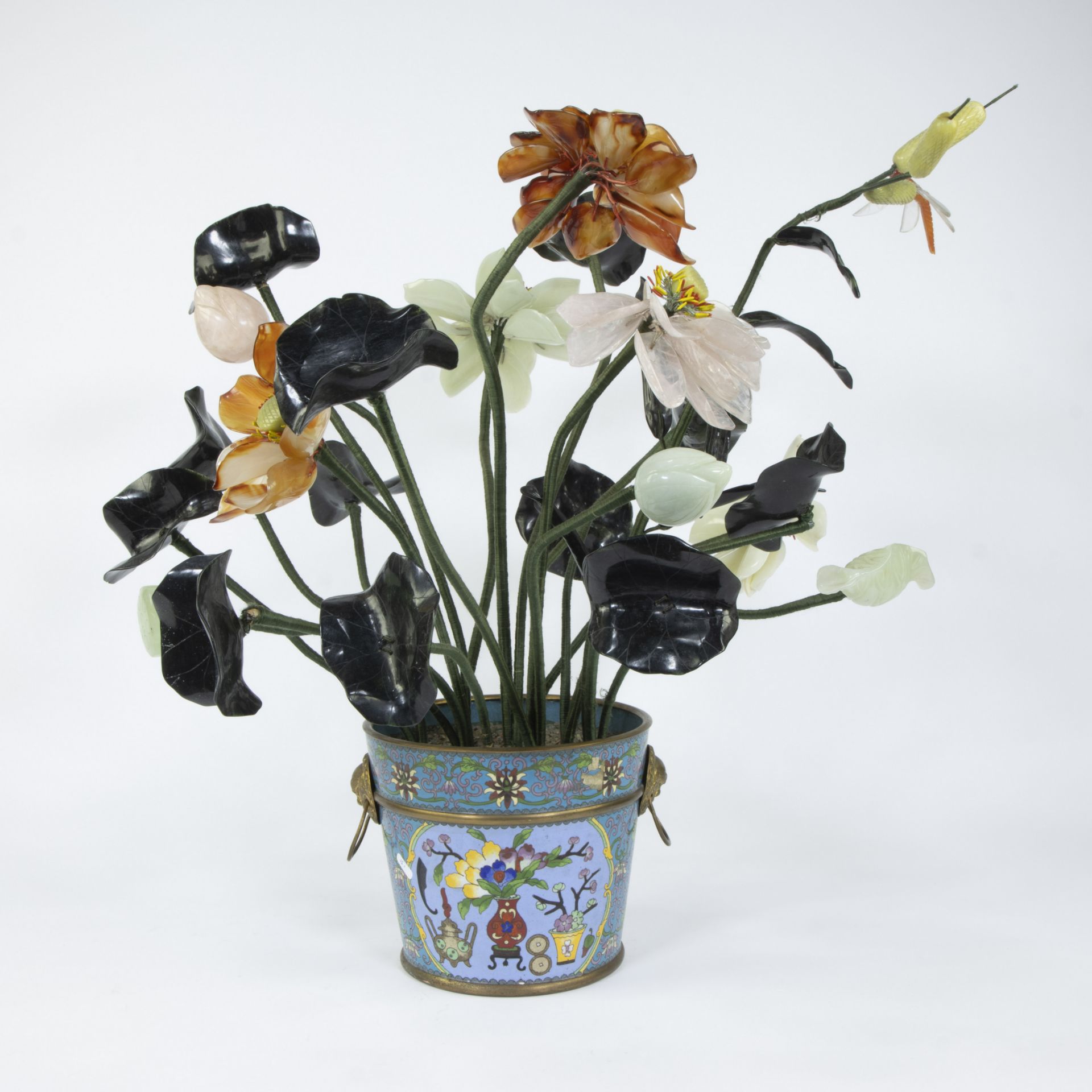 Gilt bronze Chinese cloisonne pot with a floral arrangement and dragonfly of hand-carved quartz glas - Image 5 of 5