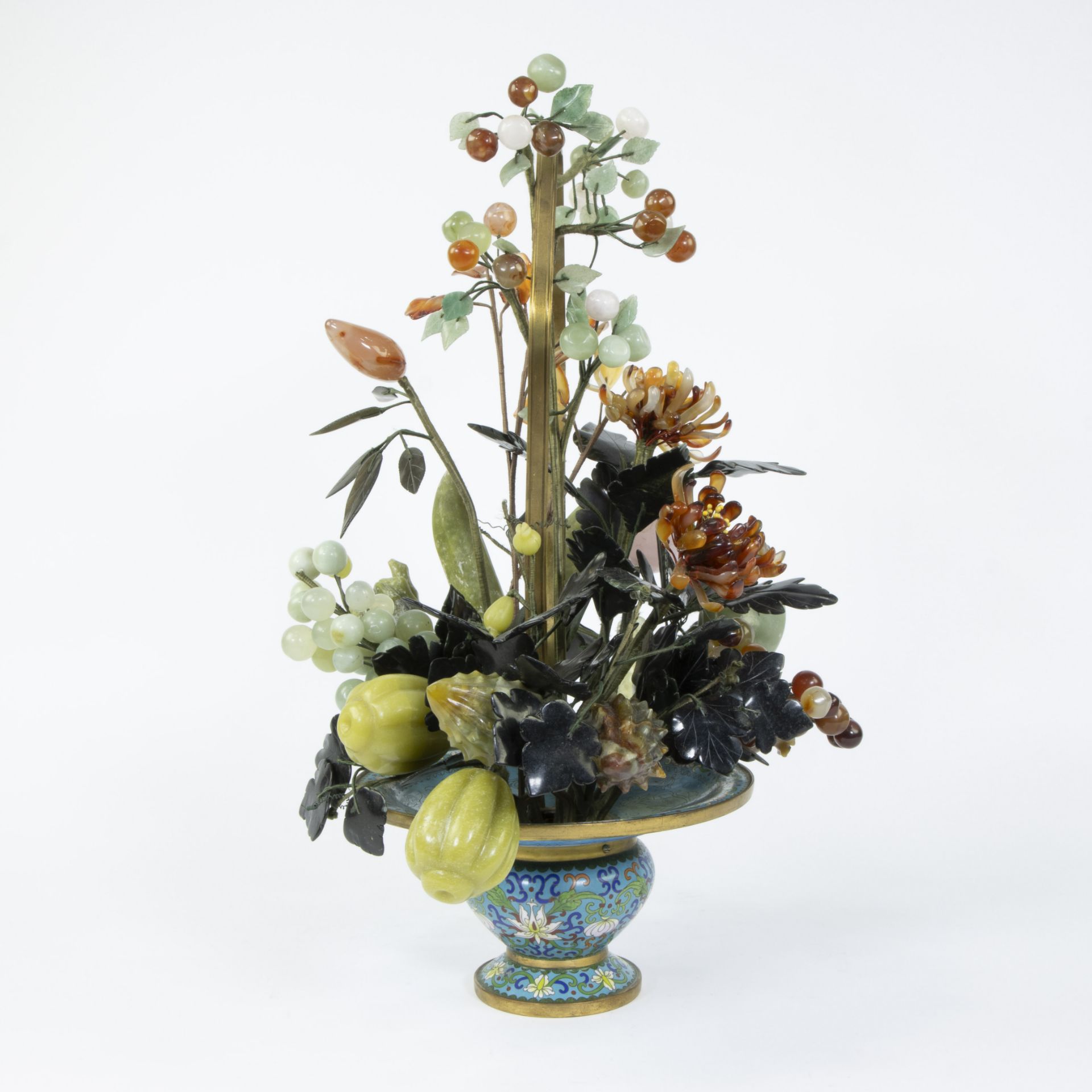 Gilt bronze Chinese cloisonne pot with a floral arrangement of hand-carved quartz glass, carnelian, - Bild 4 aus 4
