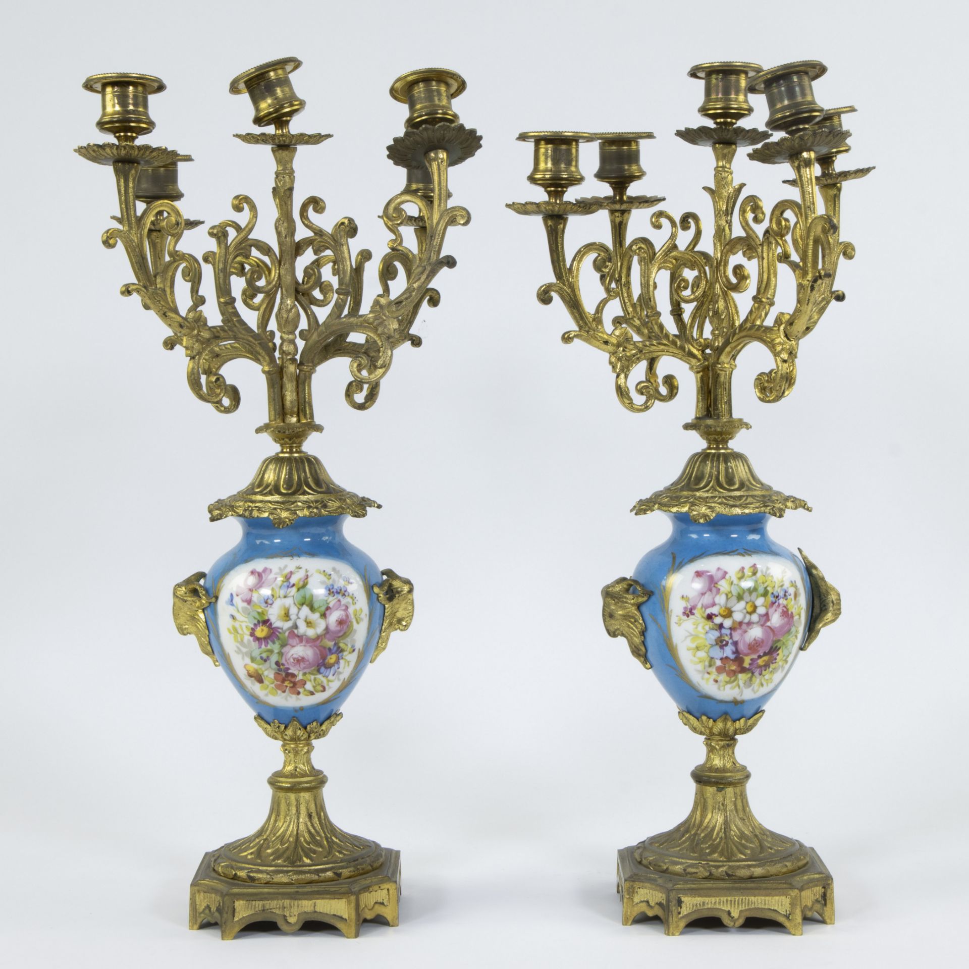 Pair of French candlesticks Napoleon III in Sèvres style with hand-painted romantic decor and gilt r - Image 3 of 4