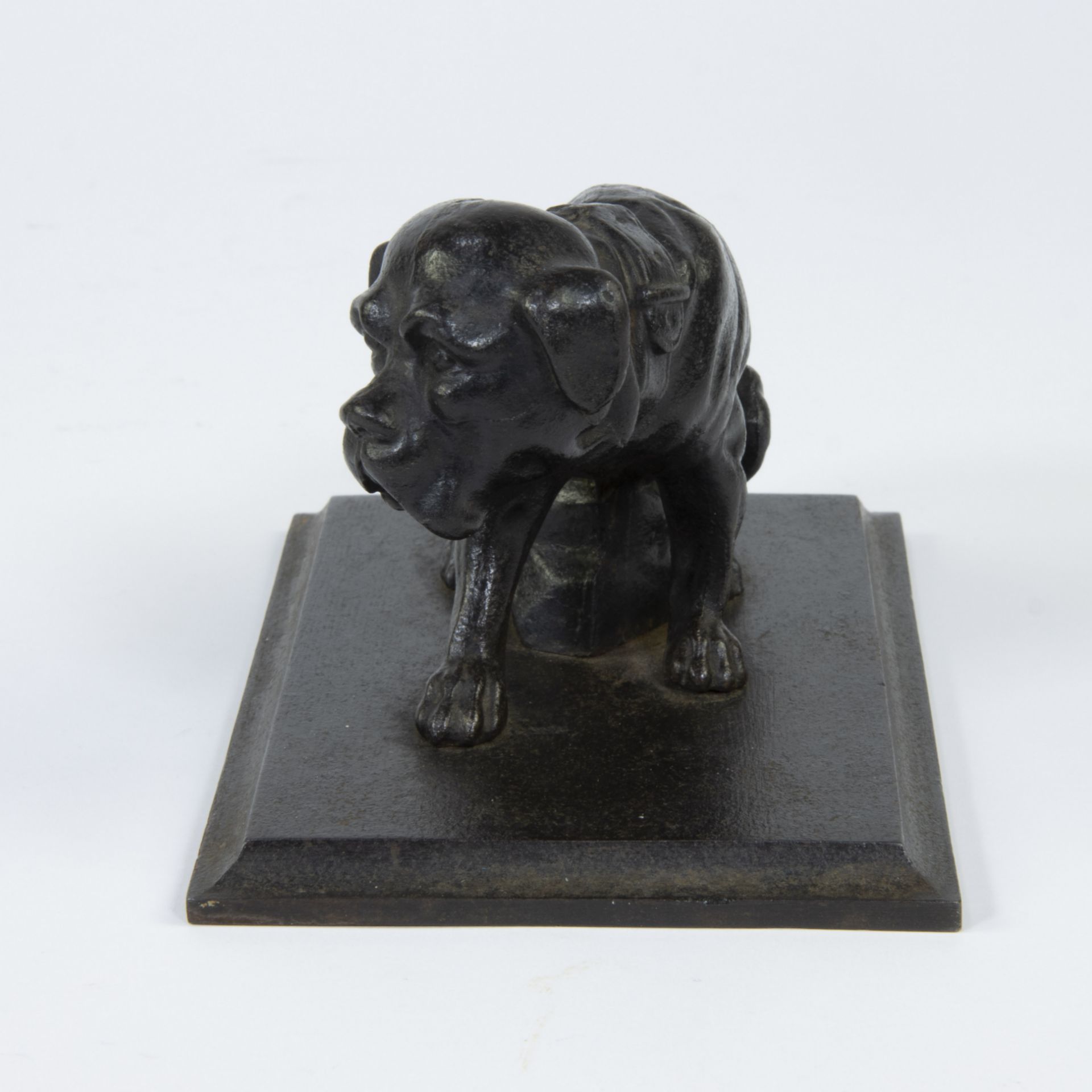 Cast iron paperweight in the shape of a sitting bulldog - Bild 2 aus 4