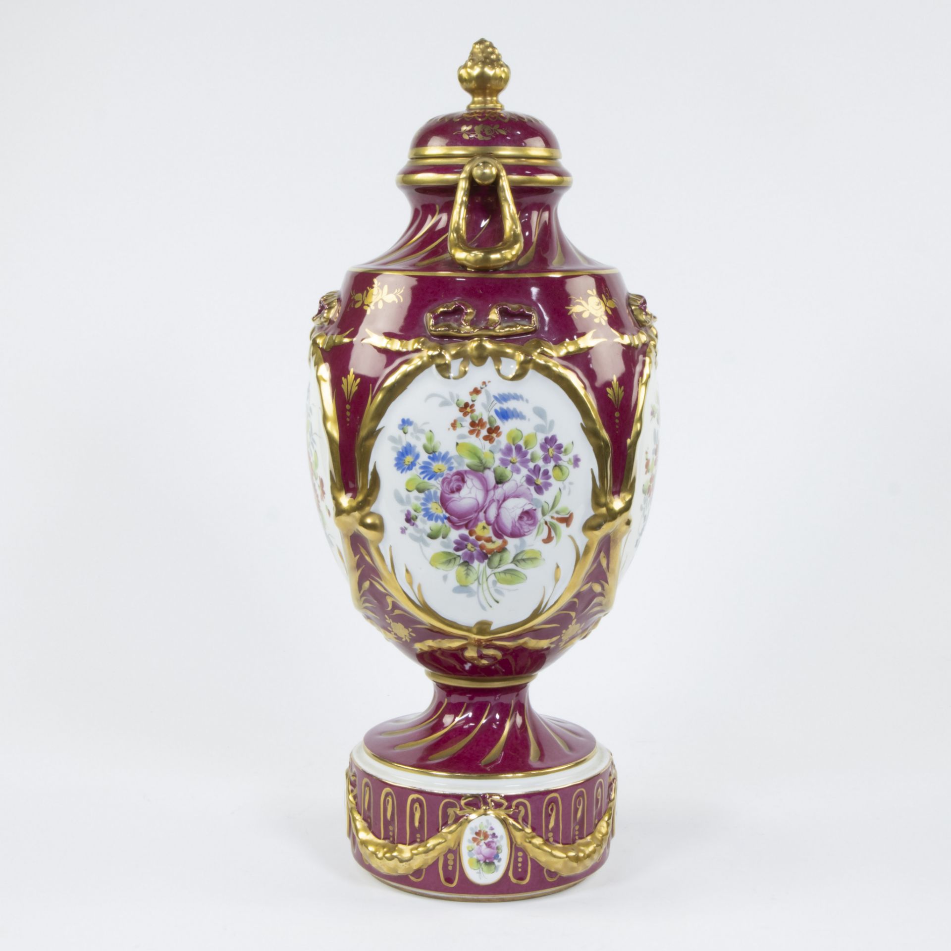 French porcelain lidded vase with gilt garlands and medallions with hand-painted floral decoration, - Bild 4 aus 5