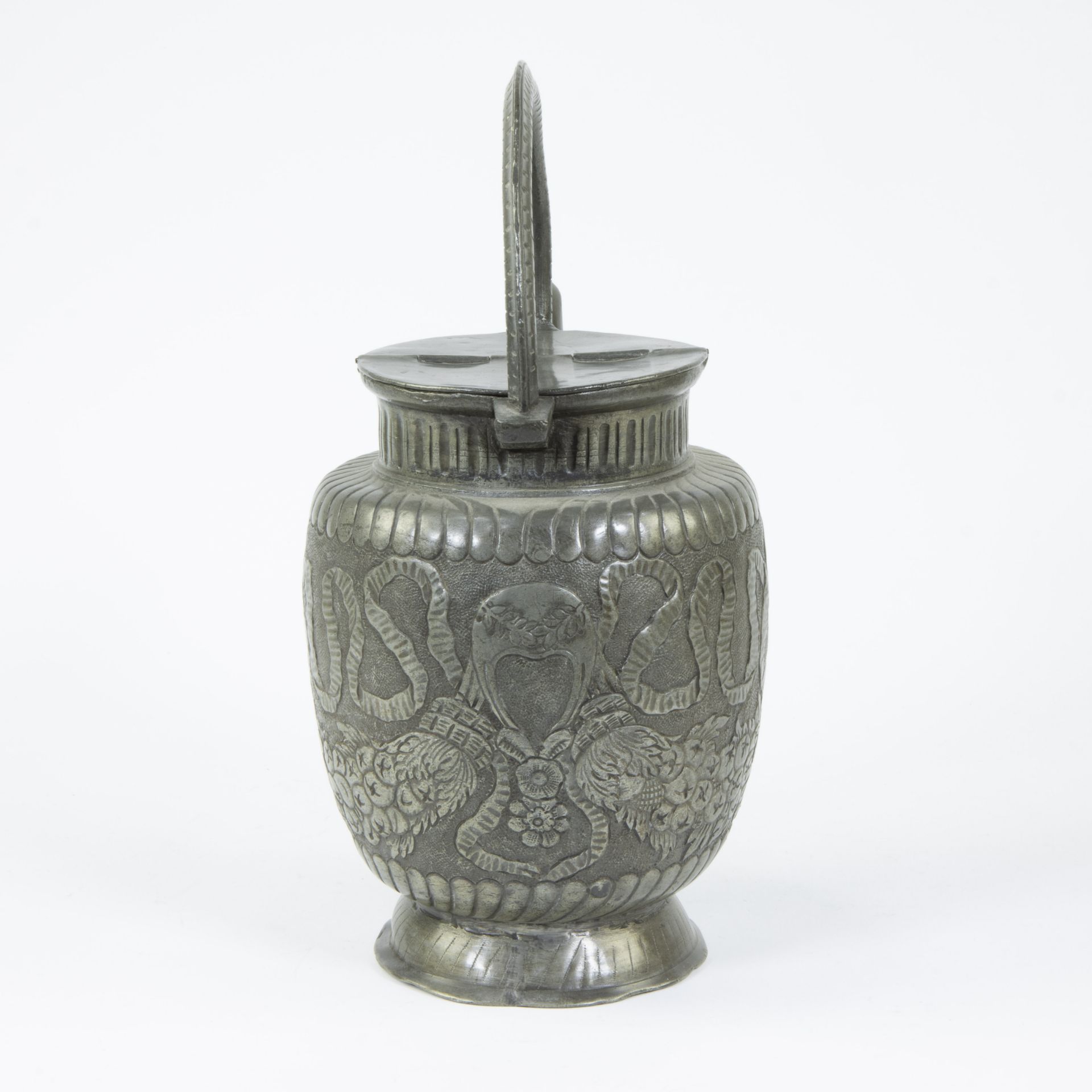 19th century pewter jug decorated with angels - Image 4 of 5