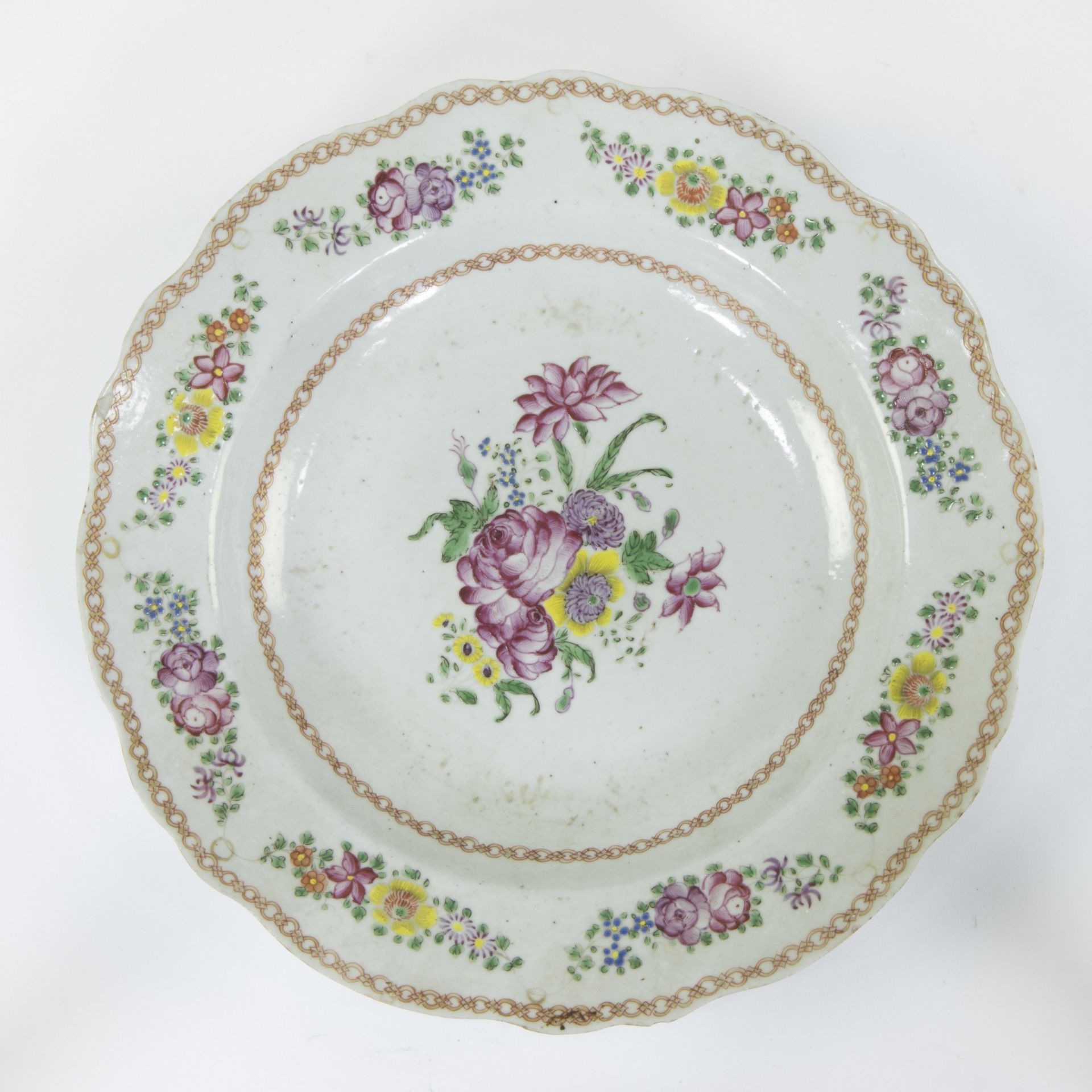 2 Chinese plates famille rose with floral decoration, 18th century - Image 2 of 5