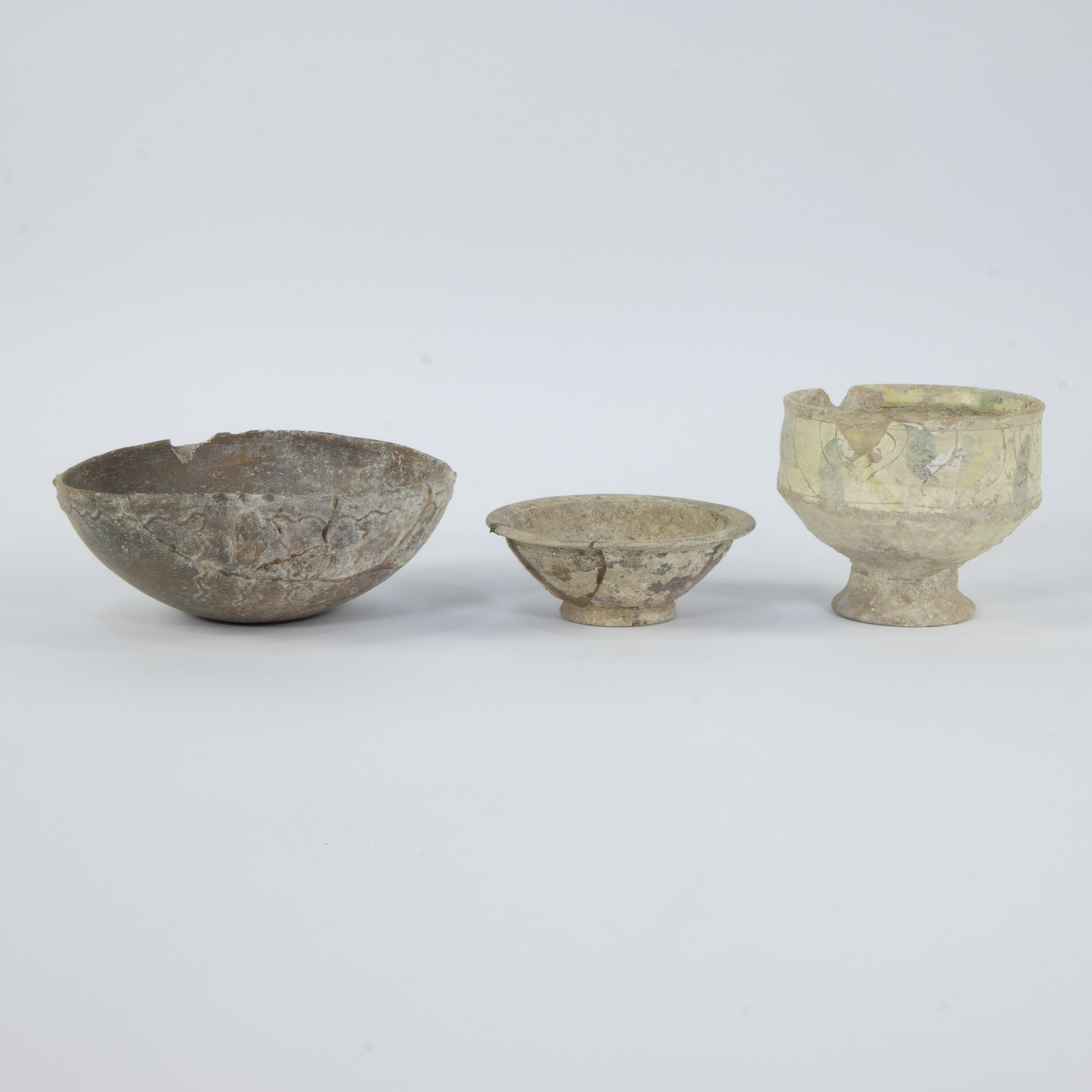 Pottery from ancient Greece, 2 bowls and a drinking cup - Image 4 of 5
