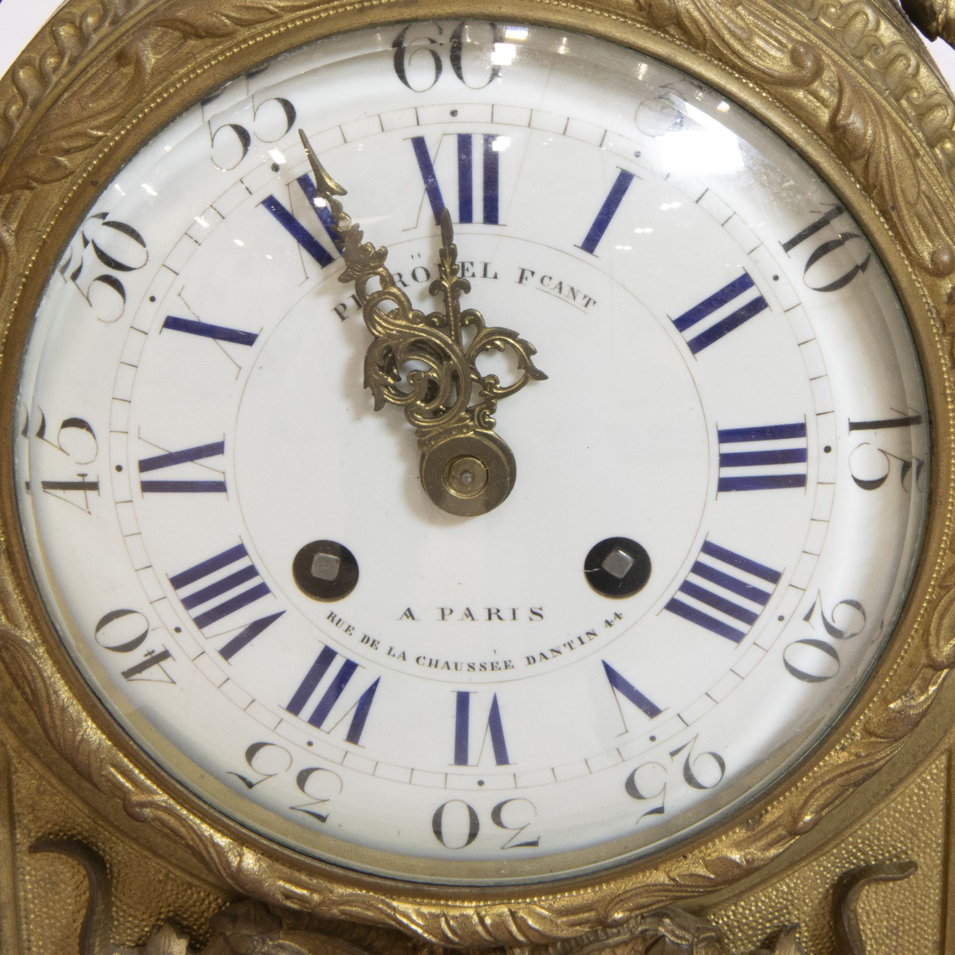 Impressive 19th century French bronze Louis XVI mantel clock with white marble base circa 1860, dial - Bild 5 aus 6