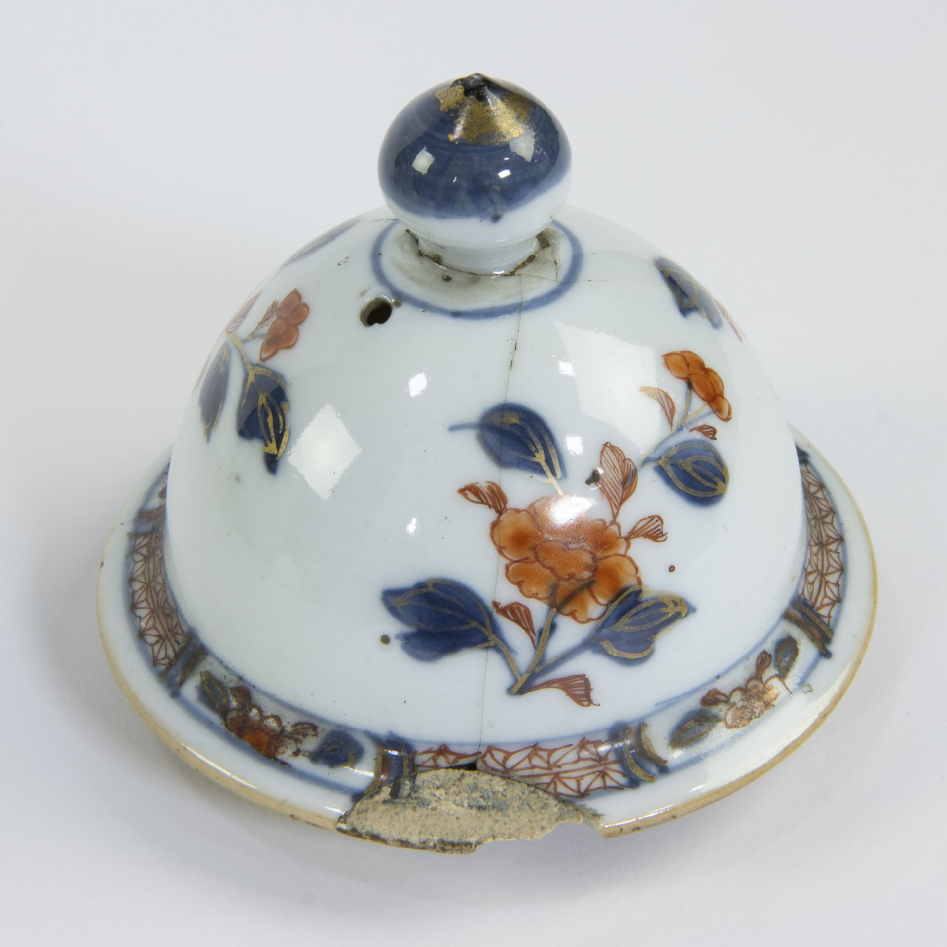 A Chinese porcelain Imari coffee pot and lid decorated with flowering peonies, a bird on a branch an - Bild 6 aus 6