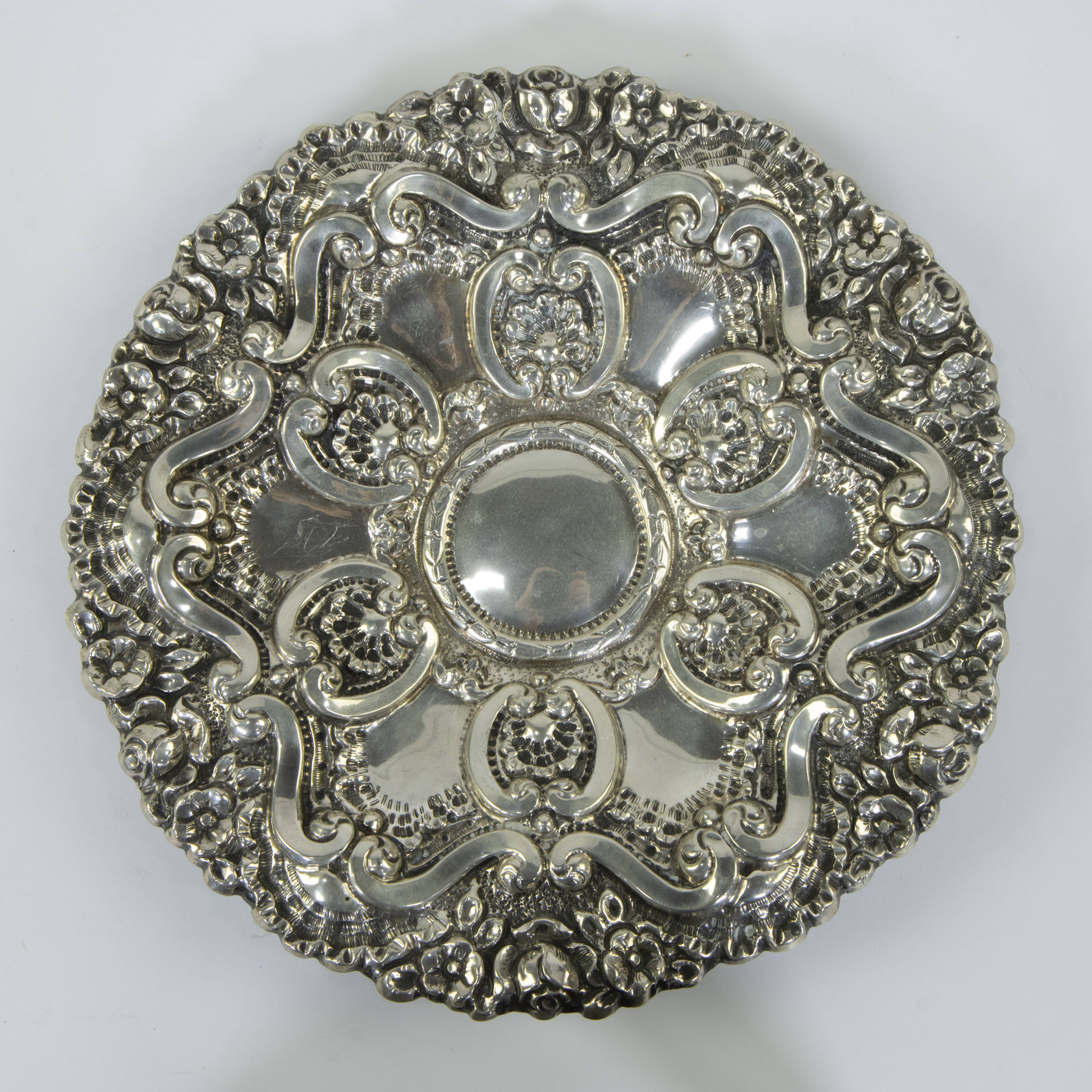 2 silver dishes, repoussé - Image 3 of 6
