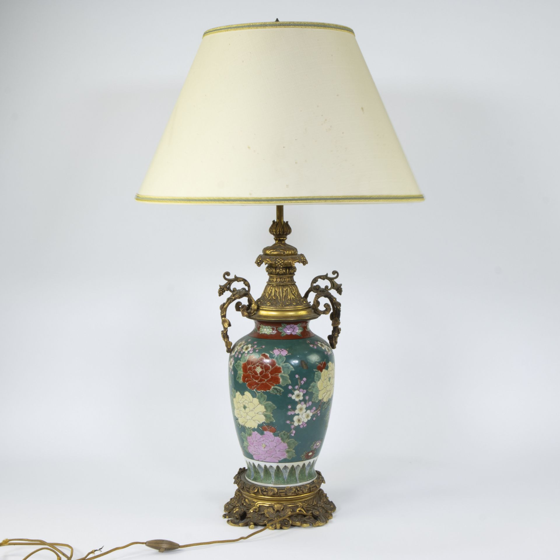 Japanese vase transformed into lampadaire with decor of peacock and flowers and rich bronze fittings - Bild 3 aus 4