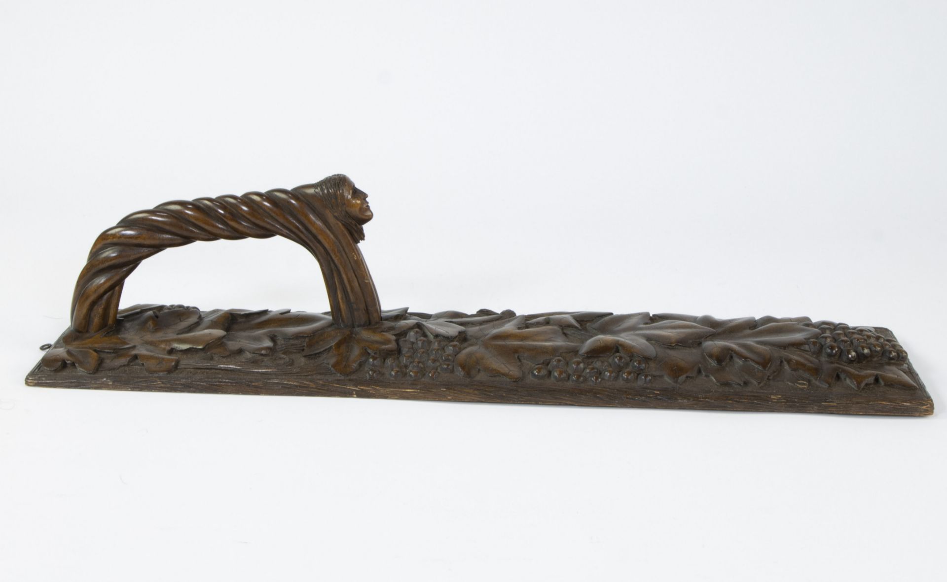 Mangle board with relief decorations, twisted handle with man's head, German, 19th century - Bild 3 aus 4