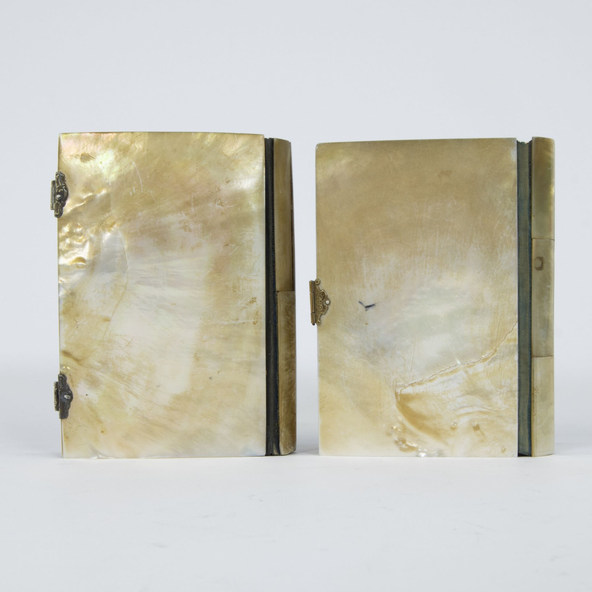 2 booklets with Catholic prayers and meditations, covers in mother-of-pearl, gold on slices - Image 3 of 6