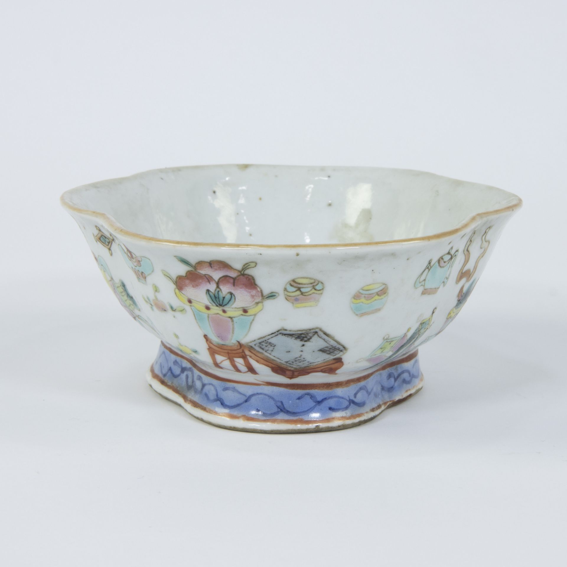 A Chinese famille rose bowl with decoration of valuables and fruits, 19th century - Bild 4 aus 6