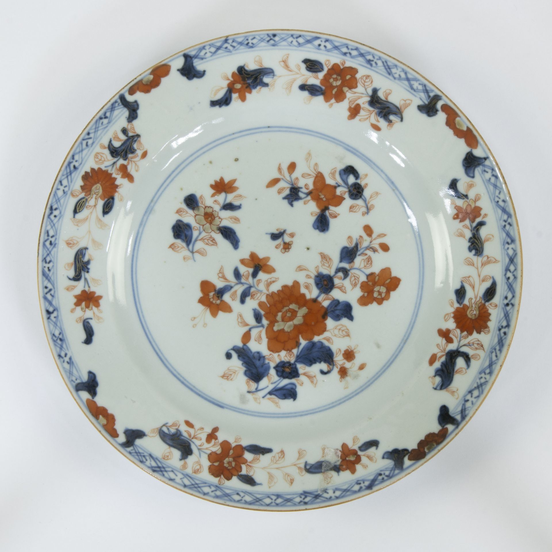A set of 8 Imari porcelain dinner plates, decorated with peony, scattered flowers and Buddha hand ci - Bild 18 aus 19