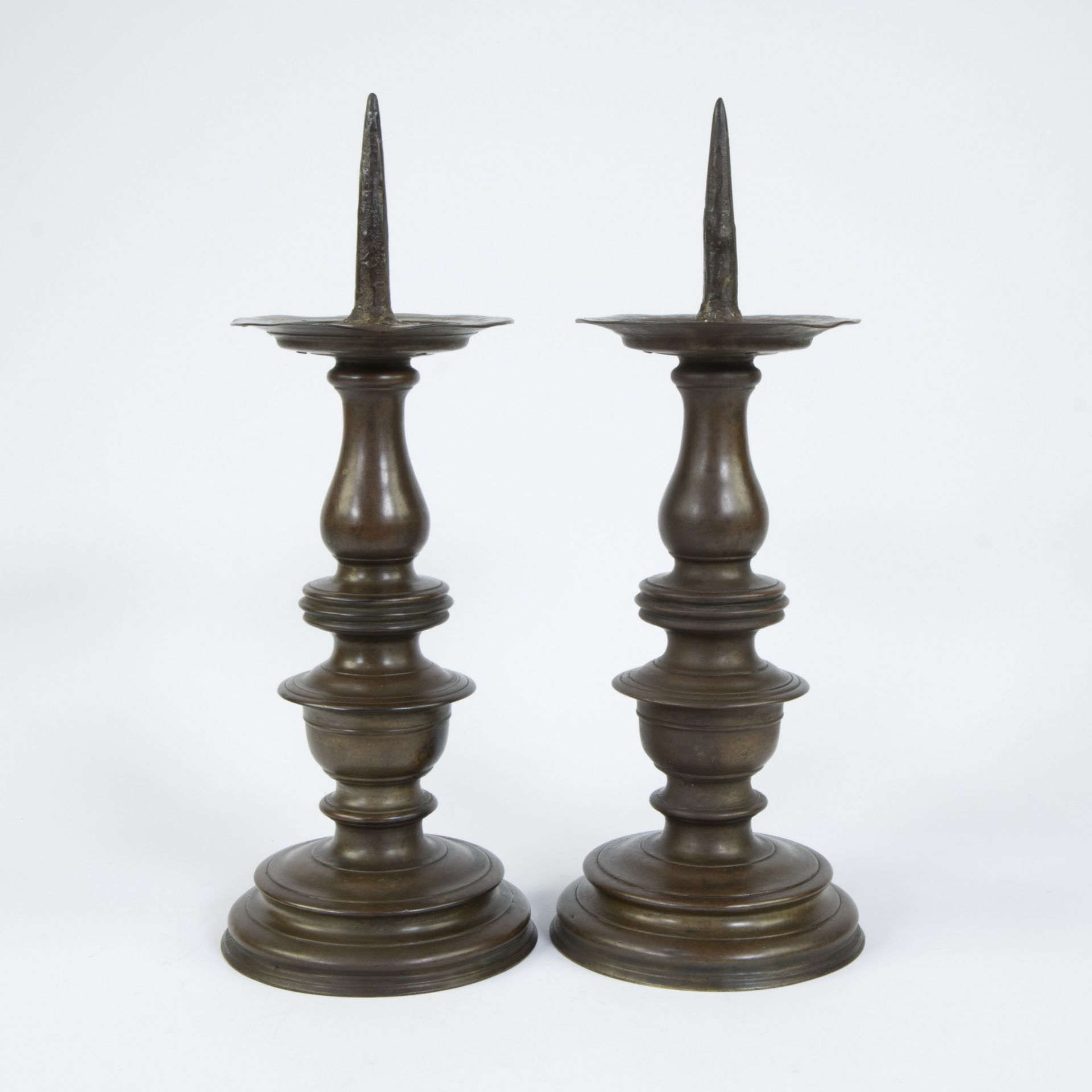 Pair of gothic bronze pin candlesticks - Bild 3 aus 5