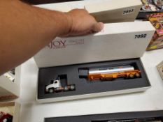 PenJoy Truck Tractor With Van Trailer