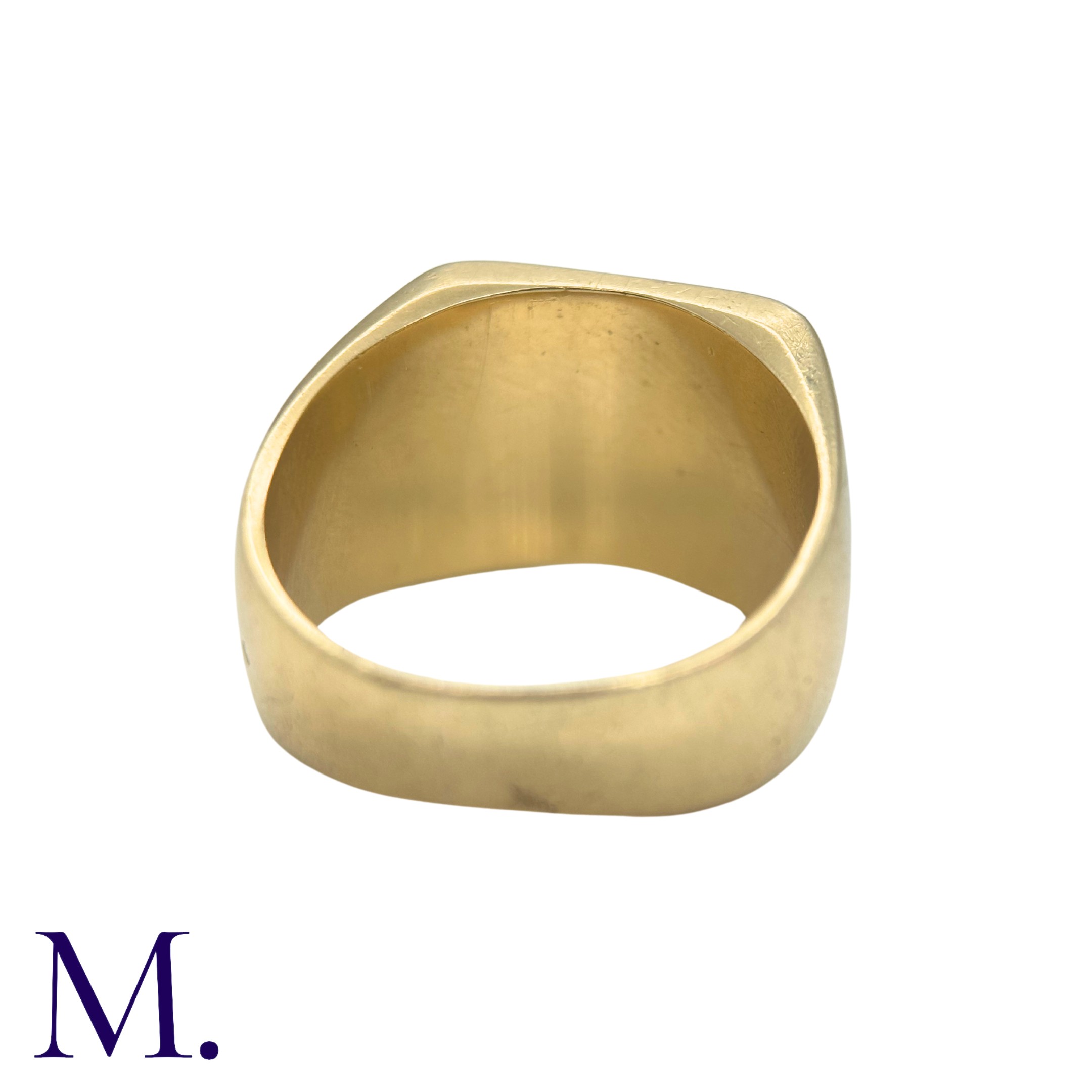 A Gold Signet Ring in 18K yellow gold. Unmarked but tests indicate 18ct gold. Size: P Weight: 14.2g - Image 4 of 4