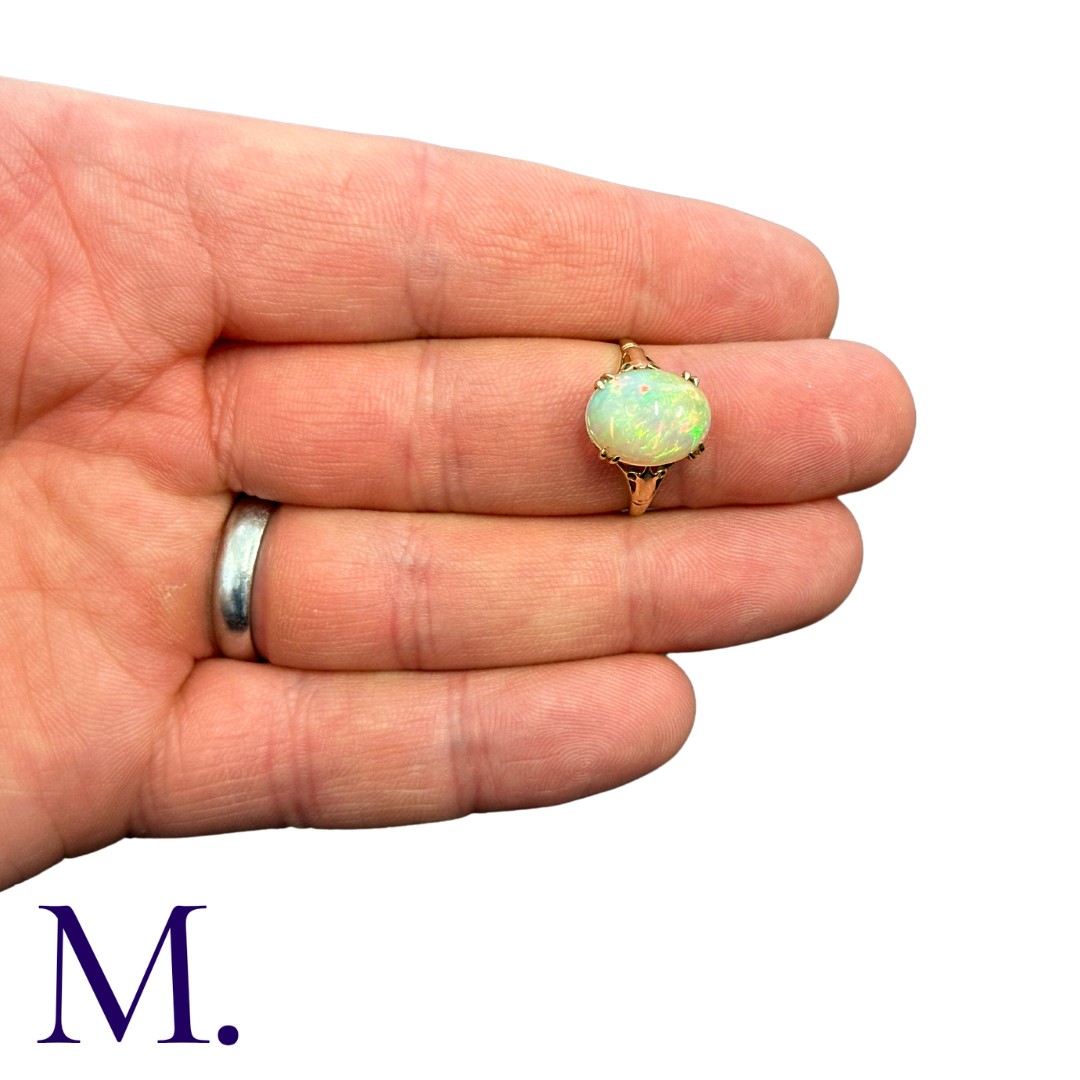 An Opal Ring in 9k yellow gold, set with a central cabochon opal of approximately 3.50cts. Stamped - Image 3 of 4