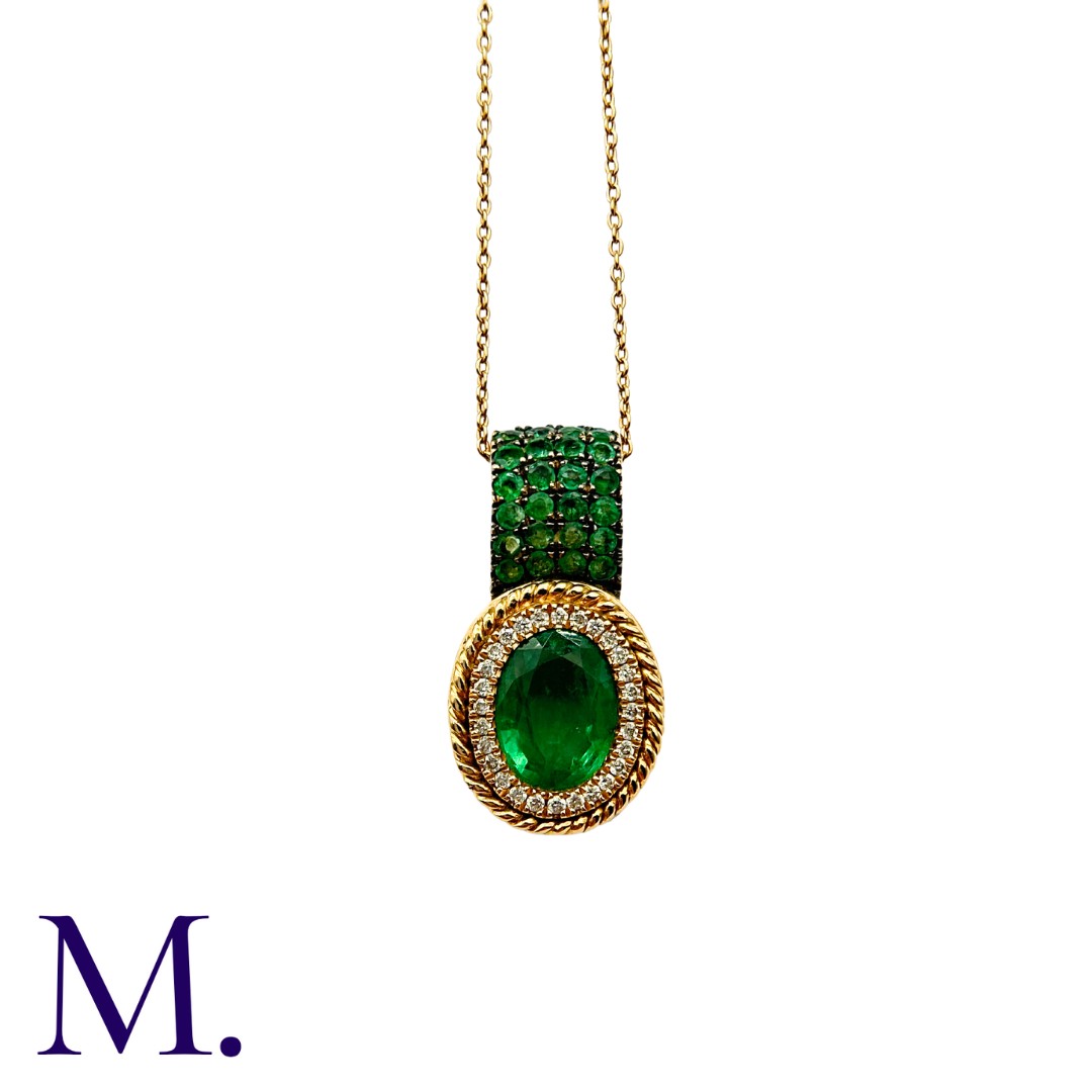 An Emerald & Diamond Pendant with Chain in 18K yellow gold, set with an oval cut emerald ( - Bild 2 aus 2