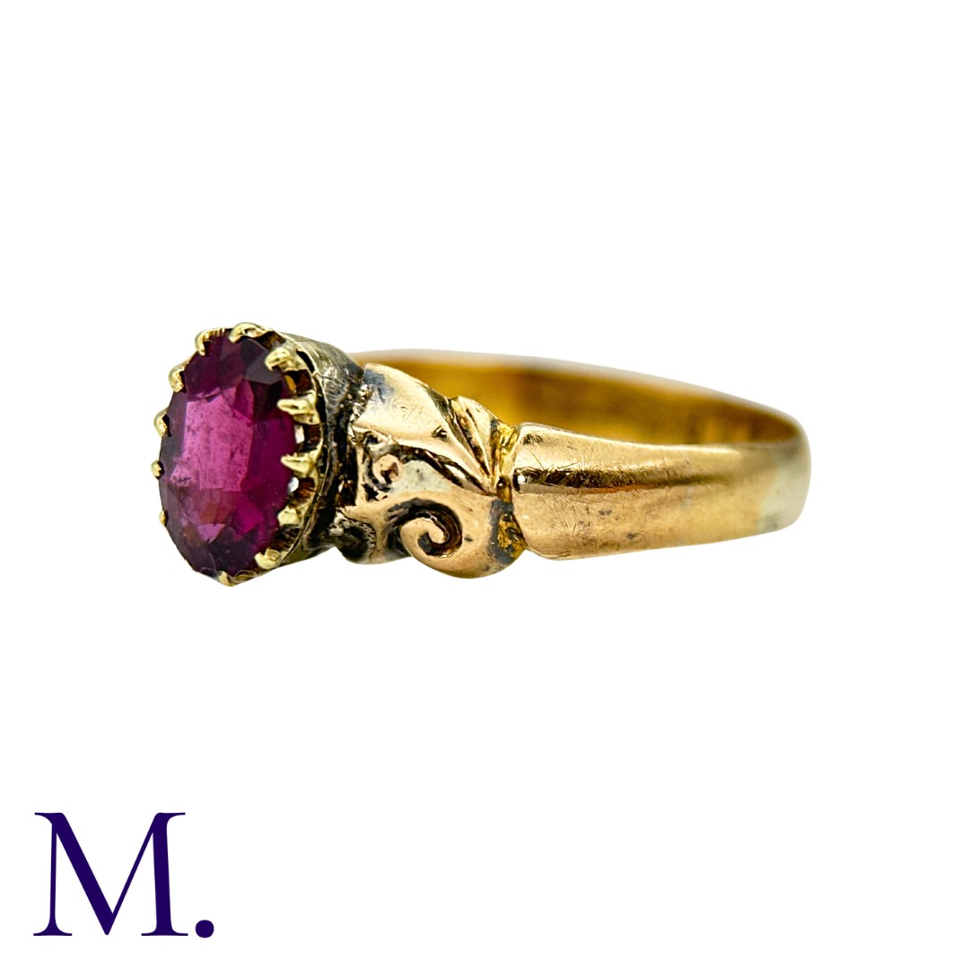 An Antique Garnet Ring in 18K set with an oval-cut garnet (approximately 7x5mm). Hallmarked for 18ct - Image 2 of 4