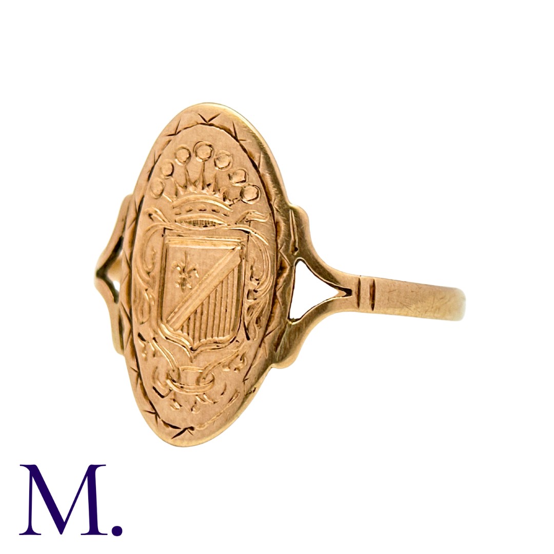 An Antique Gold Signet Ring in yellow gold. Armorial crest to oval face with split shoulder ring. - Image 3 of 3