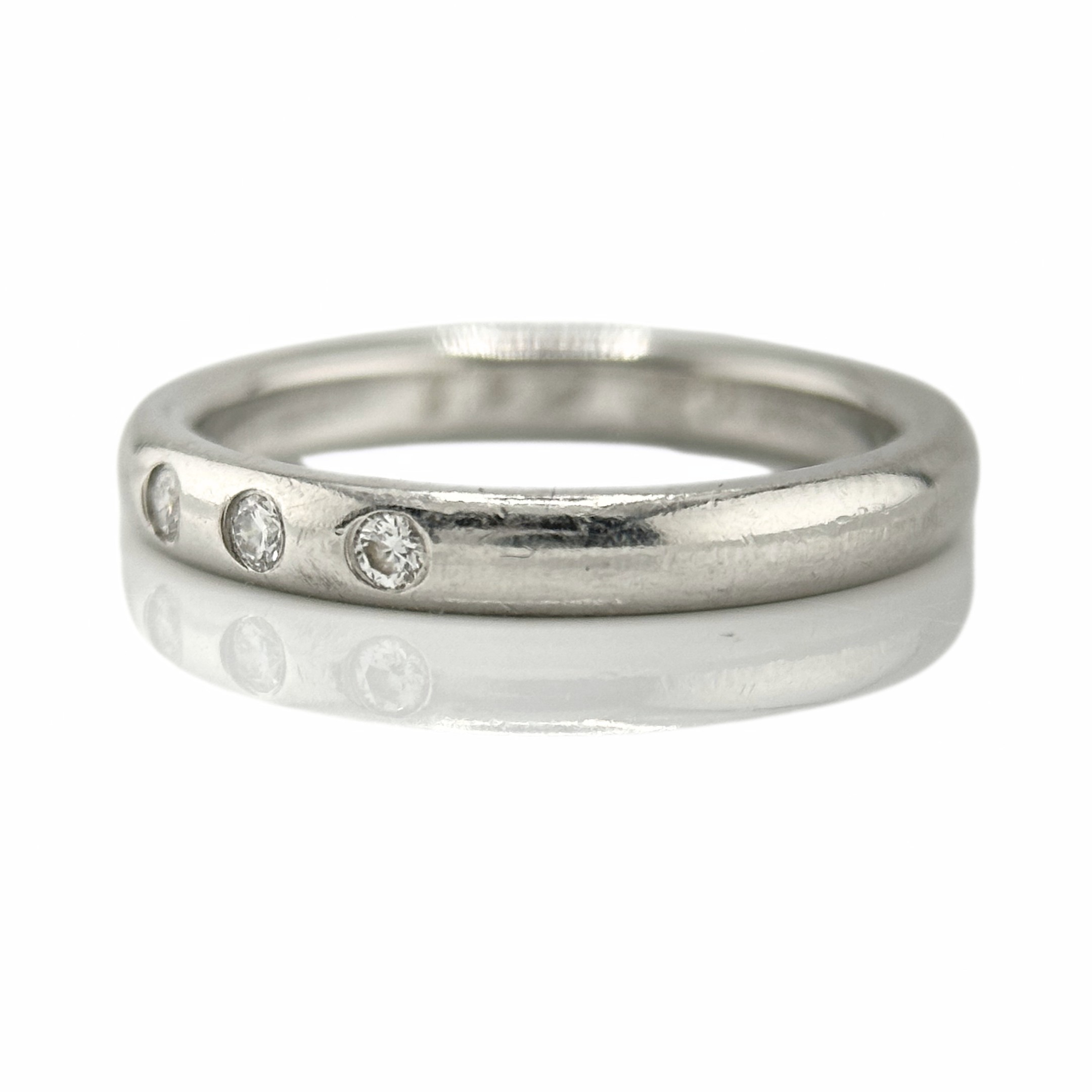 TIFFANY & CO. A Diamond Accent Ring in platinum, set with three round cut diamonds weighing - Image 3 of 4