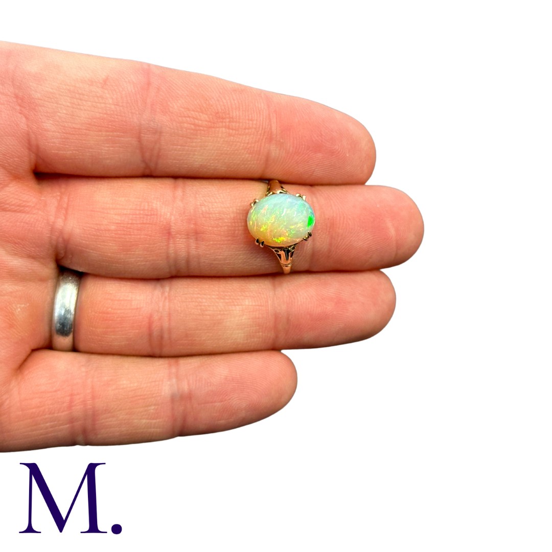 An Opal Ring in 9k yellow gold, set with a central cabochon opal of approximately 3.50cts. Stamped - Image 2 of 4