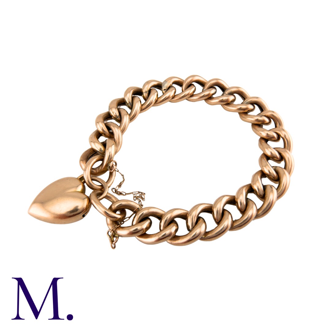 A Gold Curb Bracelet in 9K yellow gold, secured with a heart-shaped padlock clasp. Size: 20cm - Image 4 of 4